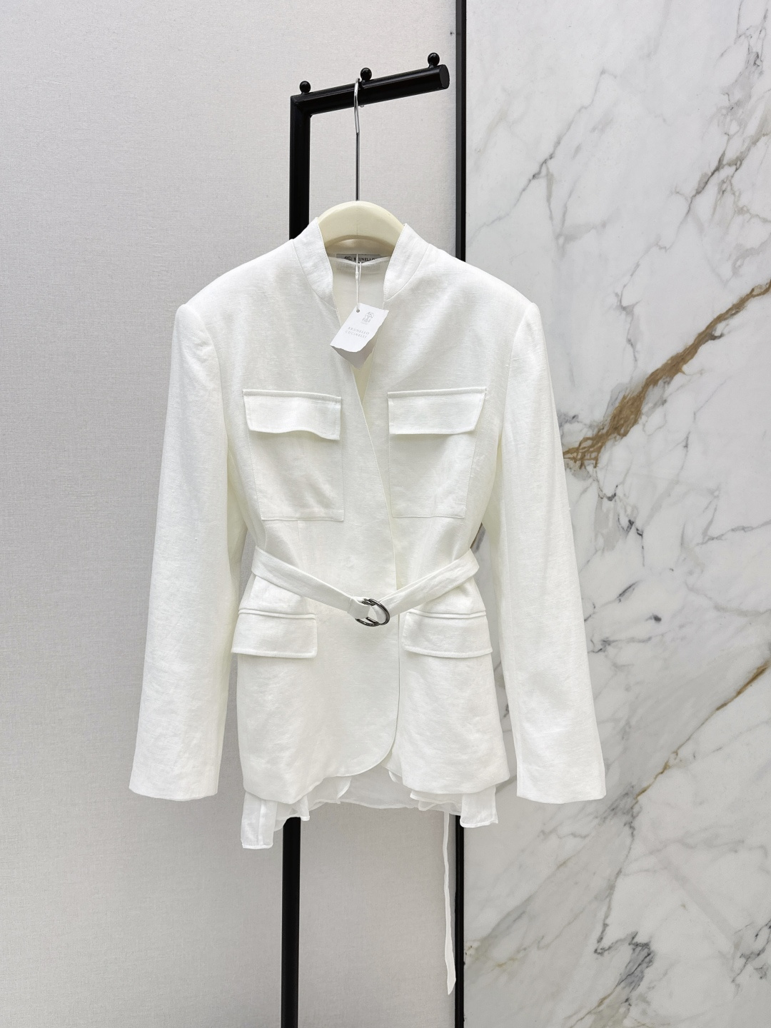 NO:752650,High sense of wear Bc 26Ss——————The latest high-definition old-money style outfit for spring and summer. The two-piece lace-up waist linen suit is minimalist and luxurious. The waist tie draws out the waist curve, allowing femininity to be sublimated in the toughness. Wear a curved cut waistcoat blouse inside for easy commuting. Casual matching to interpret different styles. The back collar is decorated with copper bead chains for perfect details. Two colors are available for sale sml,, business suit,19860909高知感穿搭 Bc 26Ss—————春夏最新款高定老钱风穿搭两件式系带收腰亚麻西装极简主义奢华不简 腰部系带勒出腰身曲线 让柔美在硬朗中升华 内搭弧线剪裁马甲罩衫 通勤穿搭轻松驾驭 随性搭配演绎不同风格 后领饰以铜珠链完美细节 两色现货发售sml,,business suit,,Women's clothing