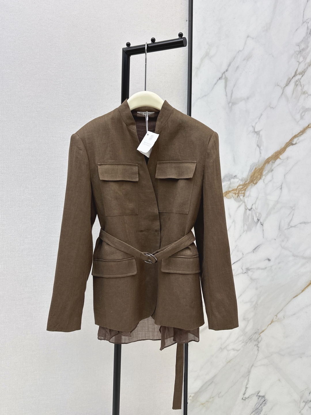 NO:752648,Bc 26Ss, the latest high-definition old-money style outfit for spring and summer. The two-piece belted linen suit is minimalist and luxurious. The belt at the waist highlights the curve of the waist, sublimating the femininity in the toughness. Wear a curved cut waistcoat blouse inside for easy commuting. Casual matching to interpret different styles. The back collar is decorated with copper bead chains for perfect details. Two colors are available for sale now sml 0,, business suit,19860909高知感穿搭 Bc 26Ss—————春夏最新款高定老钱风穿搭两件式系带收腰亚麻西装极简主义奢华不简 腰部系带勒出腰身曲线 让柔美在硬朗中升华 内搭弧线剪裁马甲罩衫 通勤穿搭轻松驾驭 随性搭配演绎不同风格 后领饰以铜珠链完美细节 两色现货发售sml 0,,business suit,,Women's clothing