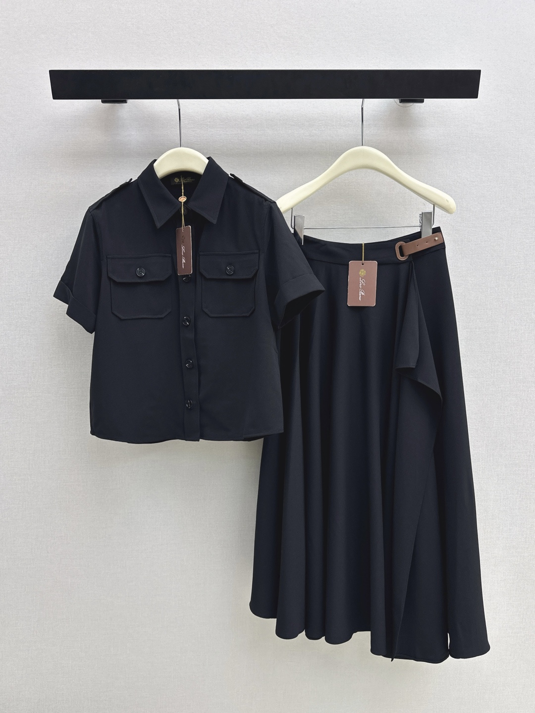 NO:752645,High sense of wear LP 26Ss - the latest spring and summer black short-sleeved shirt with elegant lapel. Work style double pocket design is handsome and fashionable. The classic version is versatile and not picky. It is OK for commuting, smart and casual. Recommend a series of matching. One color ready for sale sml,, loro piana, shirts, T-shirt,19860909高知感穿搭 LP 26Ss————春夏最新款黑色短袖衬衫气质翻领 工装风双口袋设计帅气又时髦 经典版型百搭不挑人上身 通勤干练休闲都OK 推荐一系列搭配 一色现货发售sml,,loro piana,shirts,T-shirt,,Women's clothing