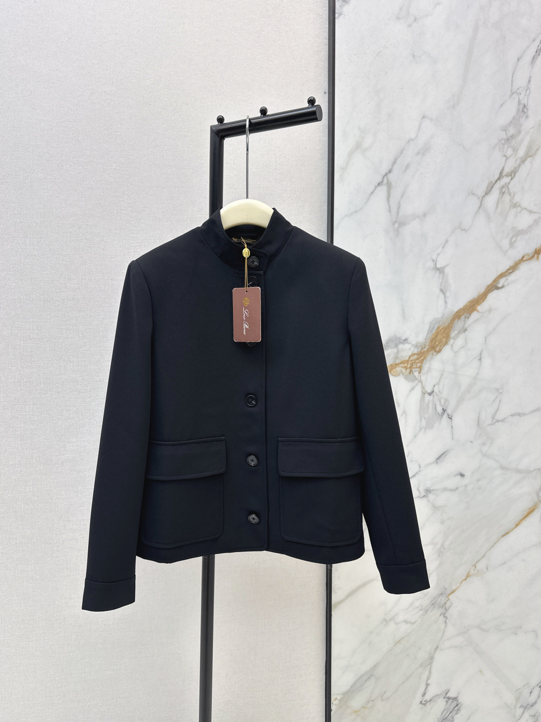 NO:752642,High sense of wear LP 26Ss————The latest old-money style simple black jacket in early spring, small stand-up collar, handsome and fashionable, classic flap pockets, H version, versatile and not picky, casual and capable items for commuting, one color ready for sale sml,, loro piana, jackets & coats,19860909高知感穿搭 LP 26Ss————早春最新款老钱风简约黑色外套气质小立领帅气又时髦 经典翻盖口袋 H版型百搭不挑人 通勤休闲干练气质单品 一色现货发售sml,,loro piana,jackets & coats,,Women's clothing