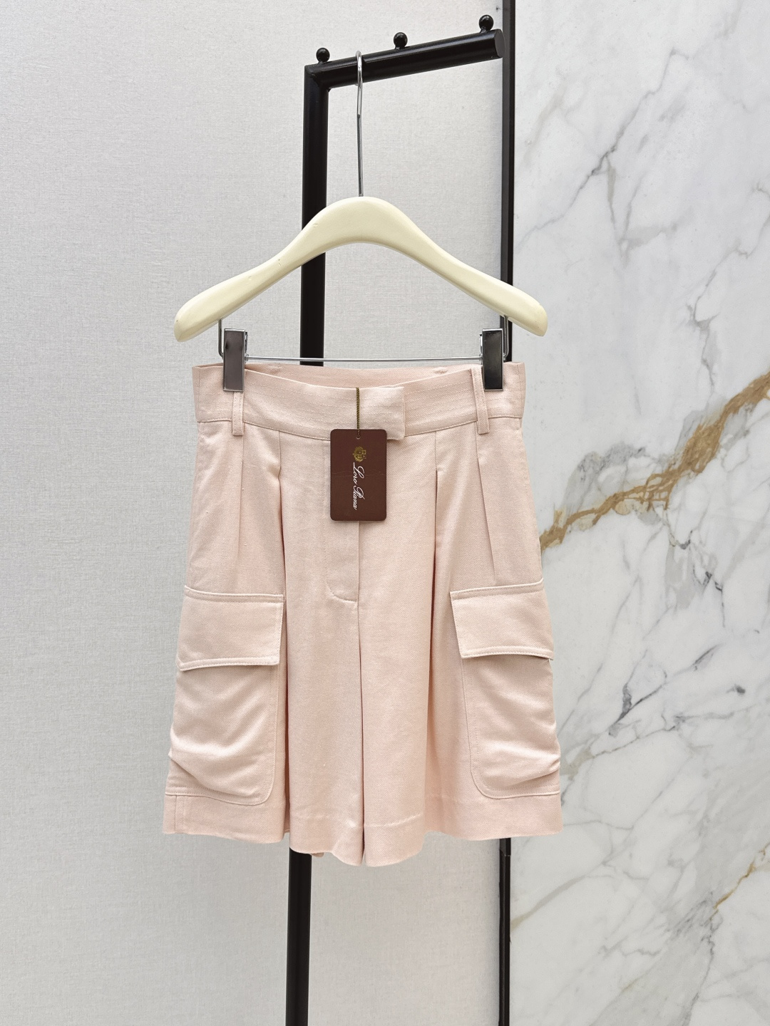 NO:752639,240L 26Ss————The latest casual and handsome mid-pants for spring and summer, high-end old-money style wear. Interpretation of lazy and casual high-end items. Classic mid-high waist trousers. Versatile items are recommended. Imported cotton and linen fabrics. The texture is super good. One color ready for sale sml,, loro piana,19860909240L 26Ss————春夏最新款休闲帅气中裤高级老钱风穿搭 演绎慵懒随性的高级单品 经典中高腰裤型 百搭单品推荐一套搭配 进口棉麻面料 质感超好 一色现货发售sml,,loro piana,,Women's clothing