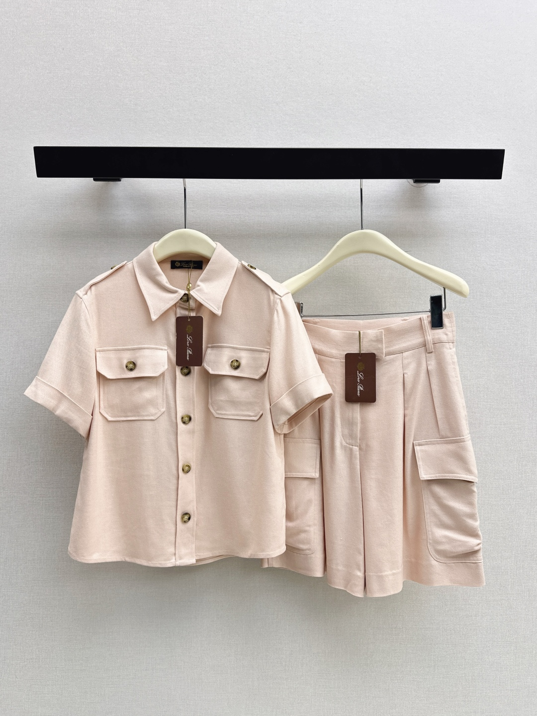 NO:752636,High sense of wear LP 26Ss - the latest spring and summer black short-sleeved shirt with elegant lapel. Work style double pocket design is handsome and fashionable. The classic version is versatile and not picky. It is OK for commuting, smart and casual. Recommend a series of matching. One color ready for sale sml,, loro piana, shirts, T-shirt,19860909高知感穿搭 LP 26Ss————春夏最新款黑色短袖衬衫气质翻领 工装风双口袋设计帅气又时髦 经典版型百搭不挑人上身 通勤干练休闲都OK 推荐一系列搭配 一色现货发售sml,,loro piana,shirts,T-shirt,,Women's clothing