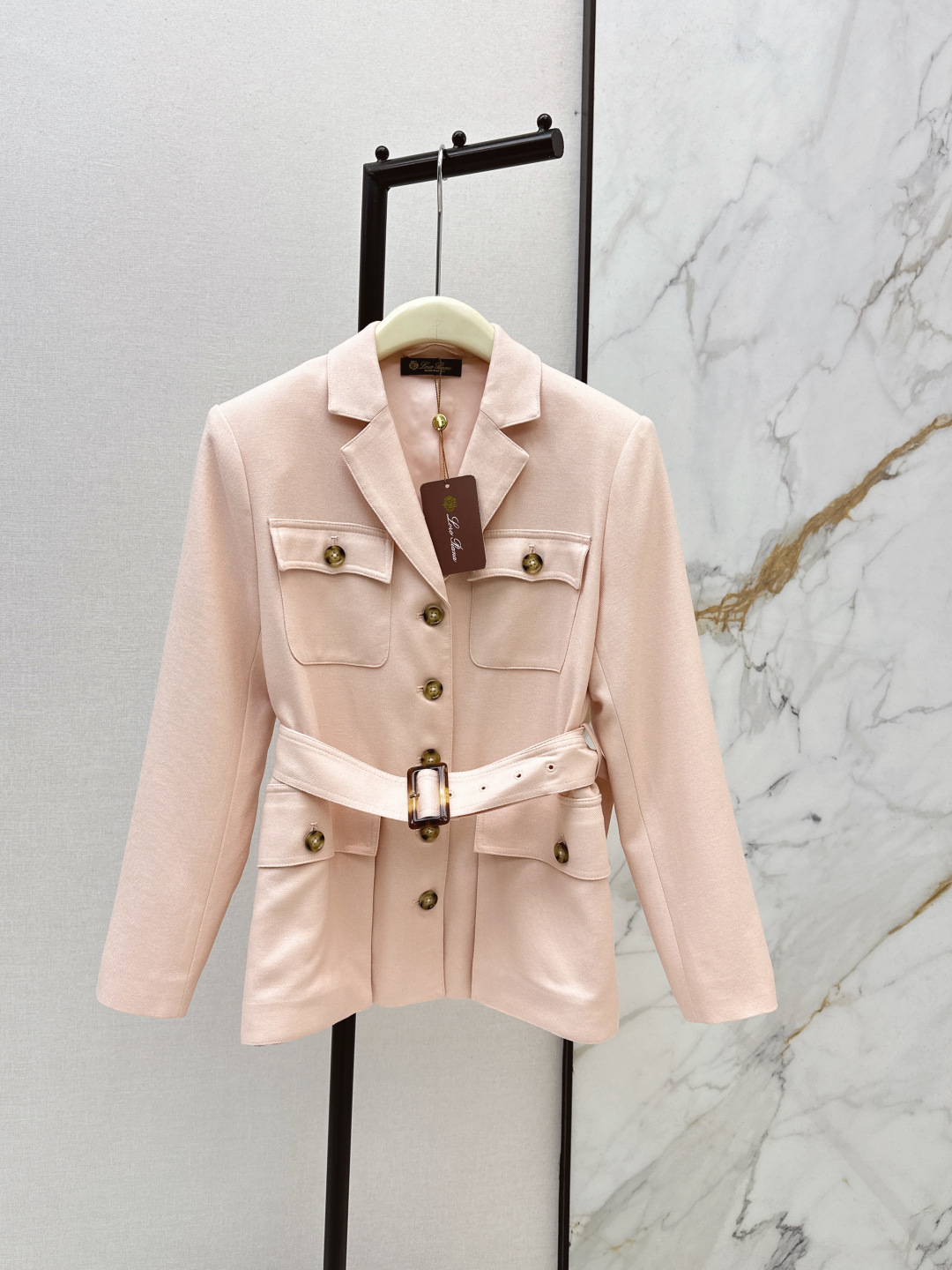 NO:752633,High sense of wear LP 26Ss————The latest old money style simple waisted jacket in early spring. The lapels are handsome and fashionable. Classic flap pockets. The H version is versatile and not picky. It is a casual and capable piece for commuting. One color ready for sale. sml,, loro piana, jackets & coats,19860909高知感穿搭 LP 26Ss————早春最新款老钱风简约收腰外套气质翻领帅气又时髦 经典翻盖口袋 H版型百搭不挑人 通勤休闲干练气质单品 一色现货发售sml,,loro piana,jackets & coats,,Women's clothing