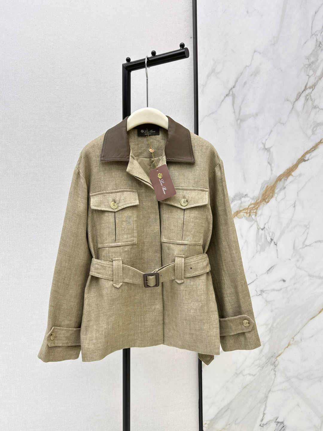 NO:752630,High-end old money style outfit LP 26Ss - the latest traveler minimalist style contrast lapel linen jacket in early spring. Relaxed old money style classic pockets. Adjustable waist, low-key luxury and elegance. Classic style with temperament lapels. Versatile and not picky~~ Custom-dyed linen fabric is light, breathable and has a great texture. One color ready for sale sml,, loro piana, jackets & coats,19860909高级老钱风穿搭 LP 26Ss———早春最新款旅行者极简风撞色翻领亚麻外套松弛感的老钱风经典口袋 可调节收腰低调奢华气质优雅 气质翻领经典版型 百搭不挑人～～ 定染亚麻面料轻盈透气质感超赞 一色现货发售sml,,loro piana,jackets & coats,,Women's clothing