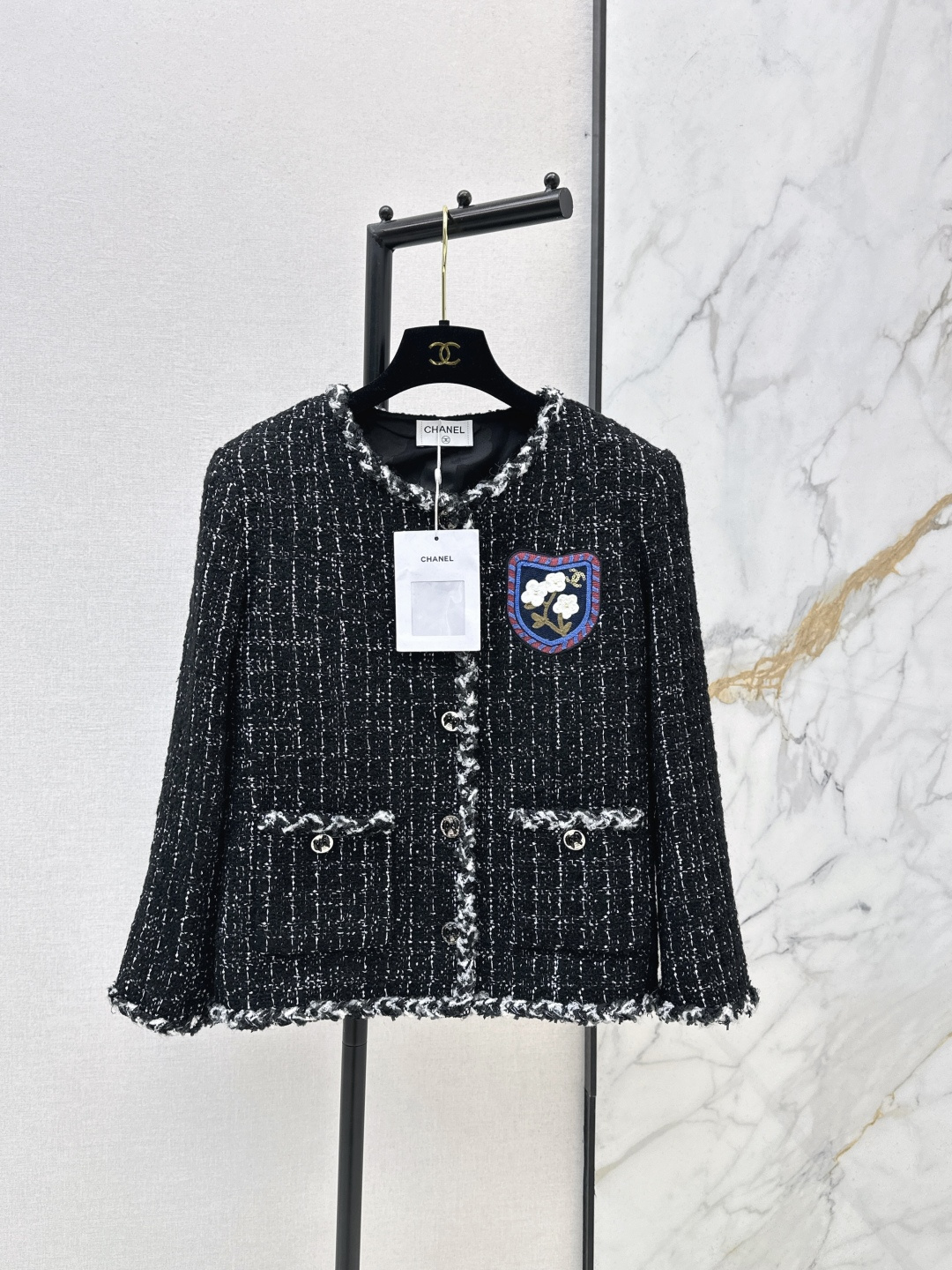 NO:752651,C Home 26Ss - the latest style in early spring of small fragrant style woven slub tweed jacket. Beautiful high-end woven fabric. The three-dimensional texture is full of exquisiteness. The upper body has a noble temperament. The customized 3D three-dimensional tailoring version is very slim. It is practical and has a higher appearance. French socialite style is elegant and high-end. A must-have for rich families. One color ready for sale sml,, chanel, jackets & coats,19860909C家 26Ss———早春最新款小香风编织粗纺花呢外套绝美高级编织面料实物超美 立体肌理感精致感满满 上身自带一种高贵气质 定制3D立体剪裁版型巨显瘦 实穿度高颜值也更高 法式名媛风优雅又高级 富家千金必备 一色现货发售sml,,chanel,jackets & coats,,Women's clothing