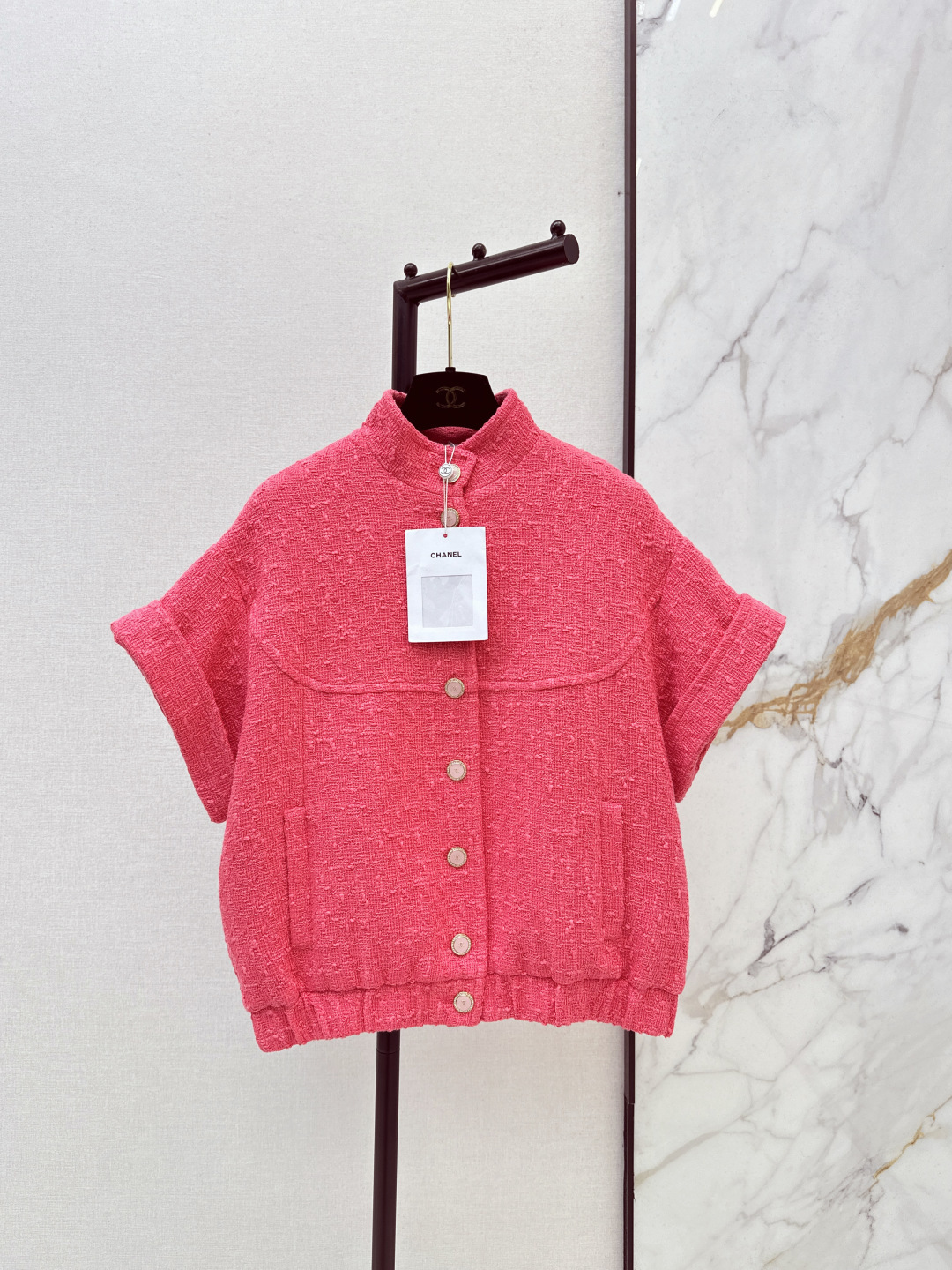 NO:752647,C Home 26Ss————The latest spring and summer tweed short-sleeved jacket. The textured tweed is lined with colored diamonds and double C logo + flash buckle. The short version is full of smart aura. The soft and waxy fabric takes into account both texture and comfort. Wearing it alone is a sweet and cool girl. Pair it with a white inner layer to make it more relaxed and refined. The sweet and luxurious atmosphere has been welded into the style focus of the whole season. Two colors are available in stock, sml,, chanel, jackets & coats, T-shirt,19860909C家 26Ss————春夏最新款粗花呢短袖外套肌理粗花呢衬着彩钻双C标+闪扣 短款版型裹满灵动气场 软糯面料兼顾质感与舒适 单穿是甜酷贵女 搭白色内搭更显松弛精致 把甜奢氛围感焊成了全季的风格焦点 两色现货发售sml,,chanel,jackets & coats,T-shirt,,Women's clothing