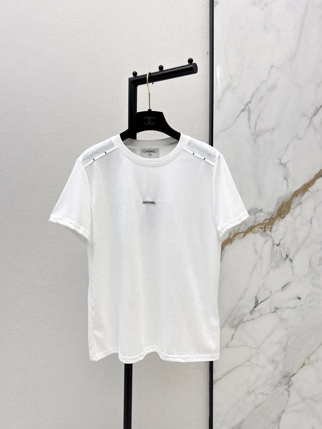 NO:753161,C Home 26Ss————The latest round neck white short-sleeved T-shirt for spring and summer. A niche design that must be mastered by details. The basic white T can also be worn to give a high-definition feel. The stitching embellishment at the shoulder line quietly optimizes the head-to-shoulder ratio, and the right-angled shoulders stand out. The low-key letter logo on the chest is not exaggerated but very recognizable. It is noble and restrained. It is soft and breathable. It is an evergreen style that can be worn for three seasons.  One color ready for sale sml,,chanel,T-shirt,tees,t-shirt,19860909C家 26Ss————春夏最新款圆领白色短袖T恤 细节控必入的小众设计感 基础款白T也能穿出高定感 肩线处的缝线点缀 悄悄优化头肩比,直角肩立现 胸口低调字母标 不浮夸但很有辨识度 显贵又克制 软糯透气 是可以穿三季的常青款 一色现货发售sml,,chanel,T-shirt,tees，t-shirt,,Women's clothing