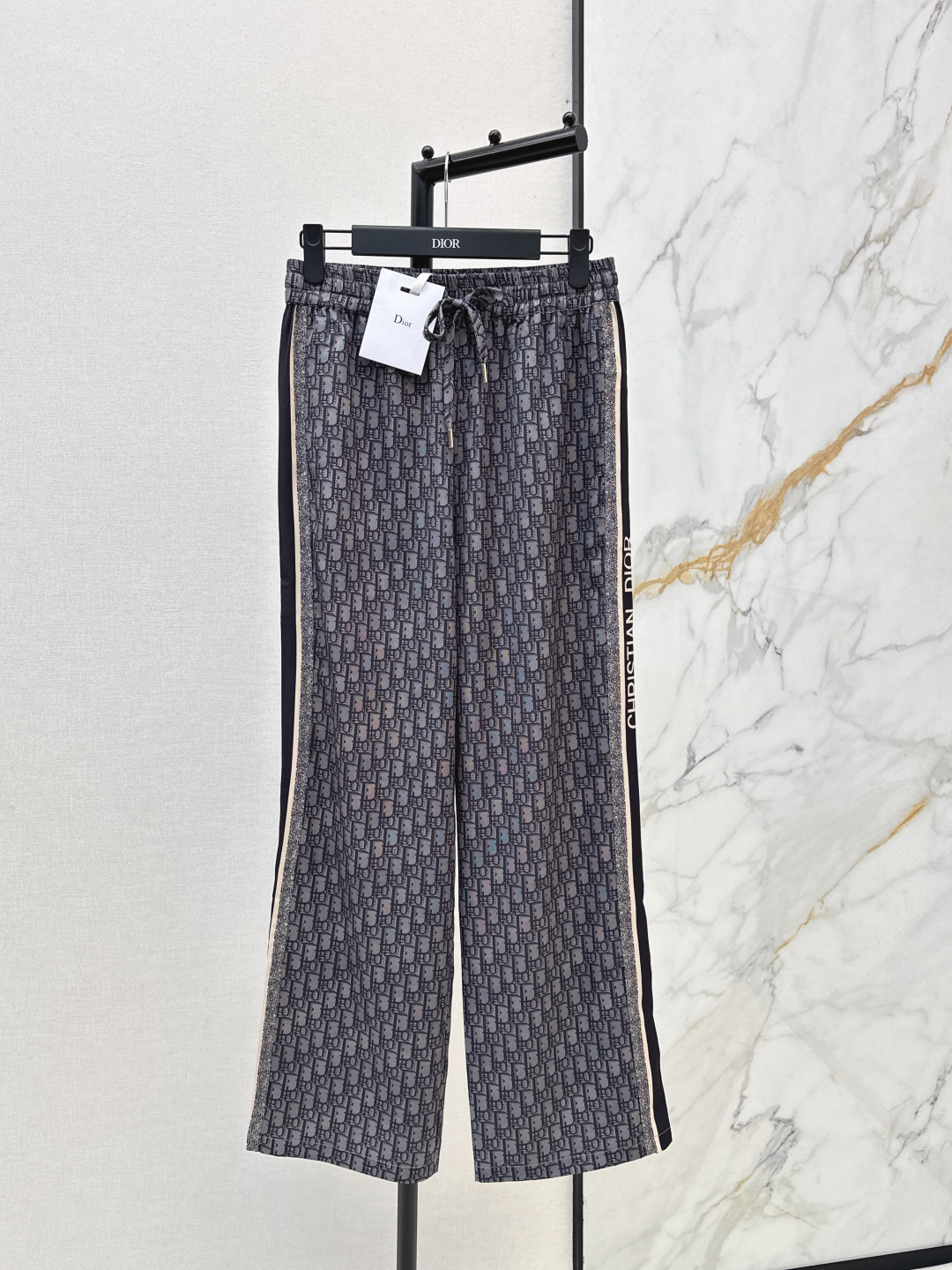 NO:753187,CD 26Ss————The latest spring and summer logo-printed straight-leg pants are full of fashion and high-end. They have a huge style and have their own aura. Ultra-light fabrics. The texture is very nice. Fashionable and high-end. The color is super positive. The upper body is white and slim. A classic series with its own beauty. The upper body is full of aura when walking. The length is just right. Two colors available for sale sml,,19860909CD 26Ss————春夏最新款logo印花直筒裤上身就是满满的时髦高级感 巨拉风 自带气场 超轻薄面料 质感很奈斯 时髦又高级 颜色超级正 上身显白又显瘦 自带美感的经典系列 走路都带风上身气场全开 长度恰到好处 两色现货发售sml,,,Women's clothing