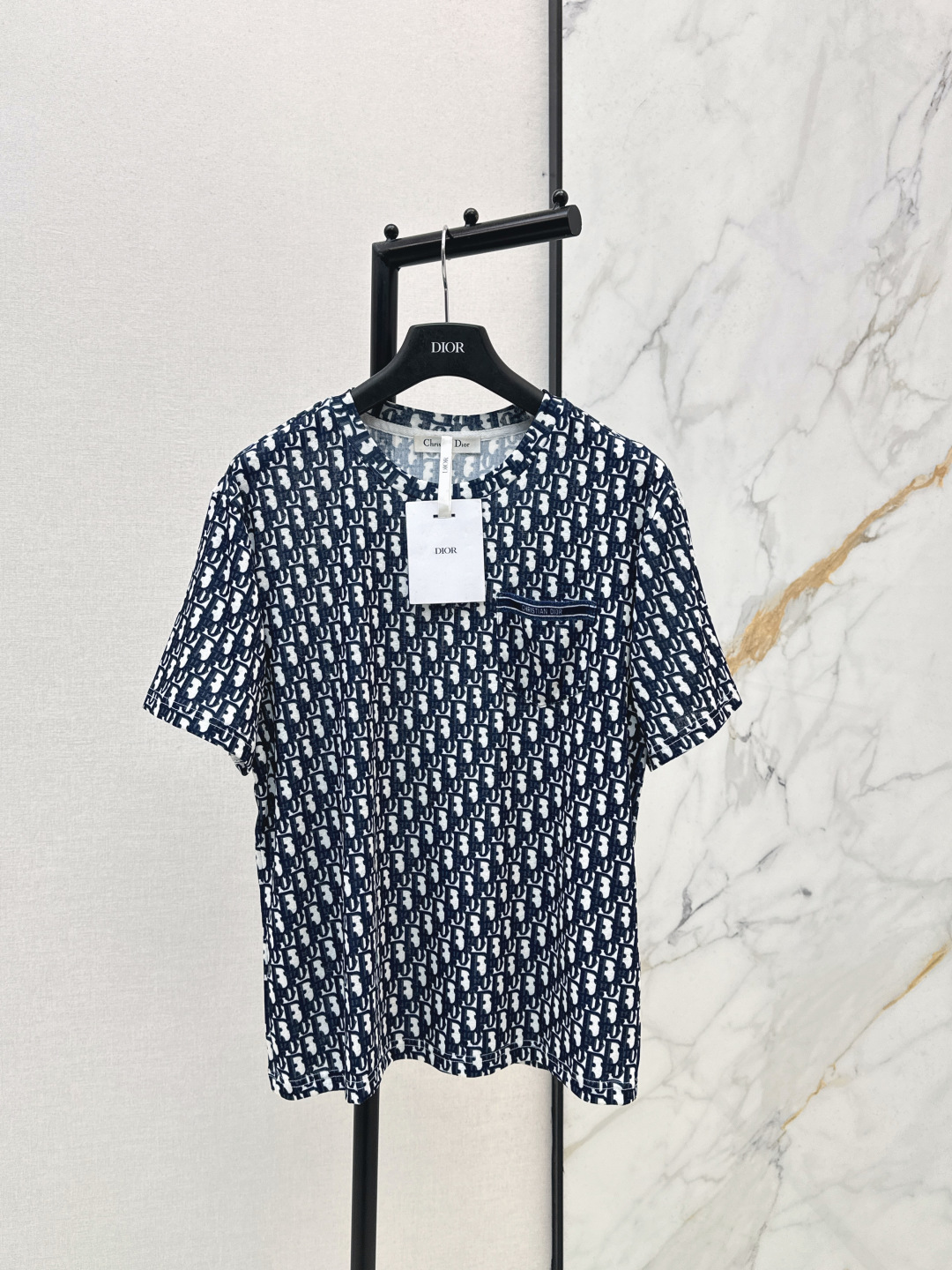 NO:753184,CD 26Ss————The latest classic spring and summer logo all-over printed presbyopic T-shirt. All-over presbyopic jacquard design is low-key and recognizable. It has a high-end feel. Round neck + small chest pockets. Exquisite details. Loose fit, slimming and not flattering. Soft and skin-friendly fabric, breathable and comfortable, no burden to wear in summer. The color is gentle and white. Suitable for single wear and inner wear. Easy to control and have a lazy atmosphere.  Three colors ready for sale sml, tees, t-shirt,19860909CD 26Ss————春夏最新款经典logo满印老花T恤 满印老花提花设计 低调又有辨识度 高级感直接拉满 圆领+胸口小口袋 细节精致 版型宽松显瘦不挑身材 软糯亲肤的面料,透气舒适,夏天穿也毫无负担 配色温柔显白 单穿内搭都很适配 轻松拿捏慵懒氛围感 三色现货发售sml,,tees，t-shirt,,Women's clothing