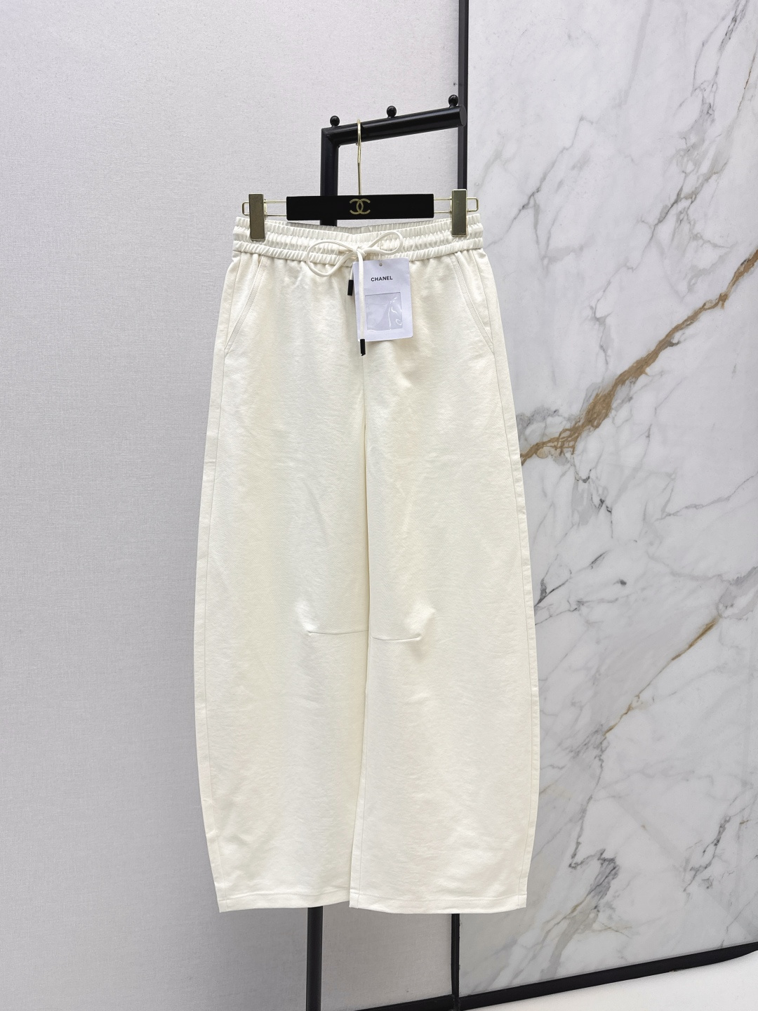 NO:753181,C Home 26Ss————The latest pure cotton scimitar pants for spring and summer. Pants that are so comfortable that you don’t want to take them off. Very classic scimitar wide-leg pants. Modify the leg shape. Hidden fat and slimming. Elastic waist + drawstring design. Double C embellishment on the back pocket. Comfortable. Rice white is gentle. Black is cool and cool with eyes closed. Casual and sports style. Two colors available for sale sml,,chanel,19860909C家 26Ss————春夏最新款纯棉弯刀裤 舒服到不想脱的裤子 非常经典的弯刀阔腿裤型 修饰腿型 藏肉显瘦 松紧腰+抽绳设计 后口袋双c点缀 舒适不勒 米白温柔 黑色酷飒闭眼入 休闲运动风 两色现货发售sml,,chanel,,Women's clothing