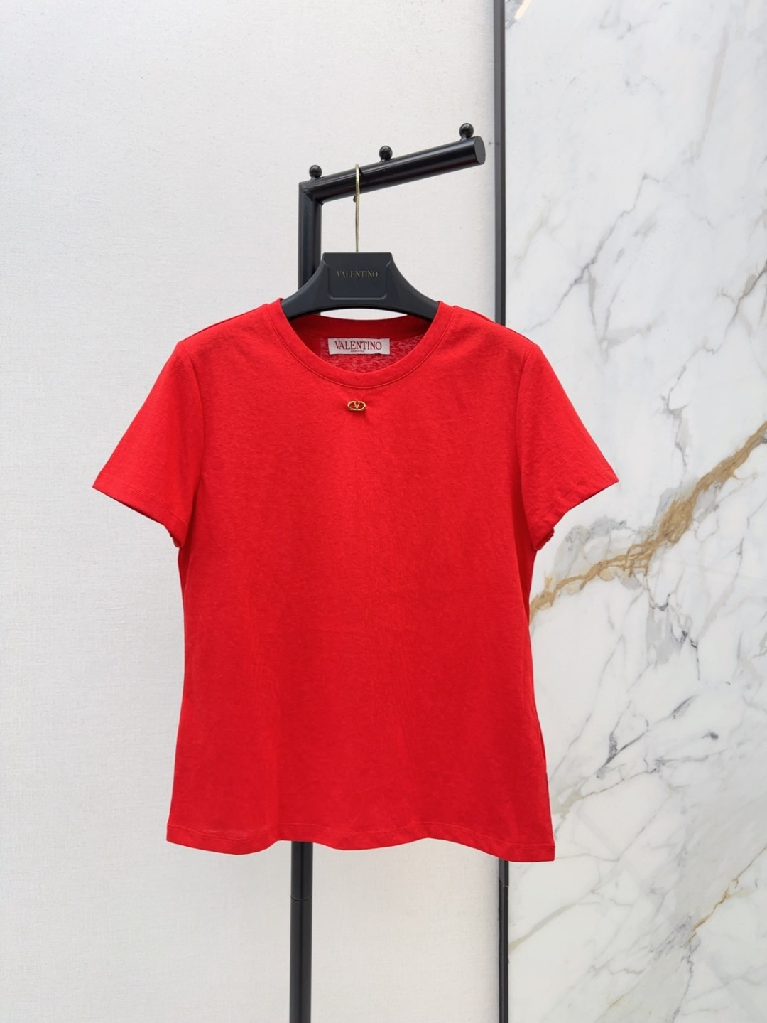 NO:753175,VLTN 26Ss————The latest light luxury style metal buckle round neck T-shirt for spring and summer. Classic round neck design. It modifies the neck line and makes you look slim and unattractive. The V metal buckle decoration on the chest adds a sense of sophistication to simplicity. High-quality pure cotton fabric. Soft, skin-friendly, breathable and comfortable. Three colors are available for sale now: sml, tees, t-shirt,19860909VLTN 26Ss————春夏最新款轻奢风金属扣圆领T恤 经典圆领设计 修饰颈部线条 显瘦不挑人 胸口V金属扣装饰 简约中增添精致感 优质纯棉面料 软糯亲肤透气舒适 三色现货发售sml,,tees，t-shirt,,Women's clothing