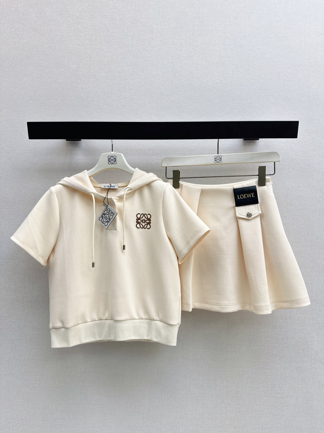 NO:753172,Loe 26Ss——————The latest casual hooded suit for spring and summer is retro and fashionable. The exquisite sports style that is popular on INS. It meets the dual needs of comfort and fashion and can be integrated into every daily dressing scene. The playful and age-reducing design elements are full of vitality. One set. Two colors available for sale sml,,loewe,hats,19860909Loe 26Ss—————春夏最新款休闲连帽套装复古时髦 火爆INS的精致运动风 贴合舒适与时髦的双需求能融入每个日常的穿搭场景 俏皮减龄充满元气的设计元素 一套出 两色现货发售sml,,loewe,hats,,Women's clothing