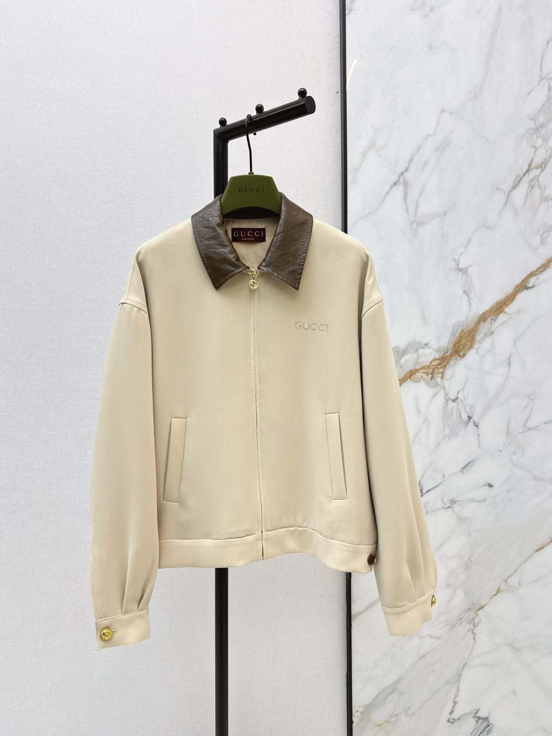 NO:753183,Gu 26Ss————The latest spring and summer contrasting color leather lapel decorated jacket. The whole piece is three-dimensionally tailored. It is all-round and exquisitely made to cover the body and make you look slimmer. It has a refreshing and fashionable high-end feel. It is elegant and fashionable in daily life. It is very versatile. The color is very beautiful. The fabric is high-end and textured. One color ready for sale sml,,jackets & coats,jackets & coats,19860909Gu 26Ss————春夏最新款撞色皮翻领装饰夹克外套整件立体剪裁 全方位精致做上身超级遮肉显瘦 穿出清爽时髦的高级感 日常优雅又时髦巨百搭 颜色很好看 面料高级又有质感 一色现货发售sml,,jackets & coats,jackets & coats,,Women's clothing