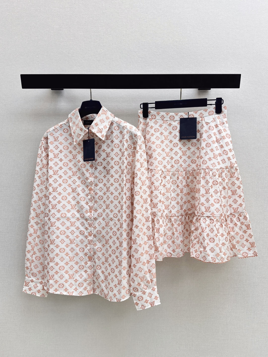 NO:753177,L's 26Ss————The latest spring and summer logo jacquard pattern suit loose shirt + elastic waist cake skirt. Customized imported density Monograw jacquard sheared raw edge fabric. Special material with texture. Every small detail is paid great attention to. Just the right sense of high-end. Three-dimensional tailoring makes the upper body of the garment more refined and western. The real thing is great. Two colors are available in stock. SML lining, Louis Vuitton, skirts, shirts,19860909L家 26Ss————春夏最新款logo提花图案套装宽松衬衫+松紧腰蛋糕半裙 定制进口密度Monograw提花剪毛边面料 特殊材质有肌理感 每个小细节都非常注重 恰到好处的高级感 立体剪裁 让成衣上身更为精致洋气 实物太赞啦 两色现货发售sml 衬,,louis vuitton,skirts,shirts,,Women's clothing