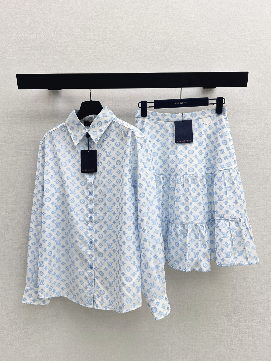 NO:753171,L's 26Ss————The latest spring and summer logo jacquard pattern suit loose shirt + elastic waist cake skirt. Customized imported density Monograw jacquard sheared raw edge fabric. Special material with texture. Every small detail is paid great attention to. Just the right sense of high-end. Three-dimensional tailoring makes the upper body of the garment more refined and western. The real thing is great. Two colors are available in stock. SML lining, Louis Vuitton, skirts, shirts,19860909L家 26Ss————春夏最新款logo提花图案套装宽松衬衫+松紧腰蛋糕半裙 定制进口密度Monograw提花剪毛边面料 特殊材质有肌理感 每个小细节都非常注重 恰到好处的高级感 立体剪裁 让成衣上身更为精致洋气 实物太赞啦 两色现货发售sml 衬,,louis vuitton,skirts,shirts,,Women's clothing