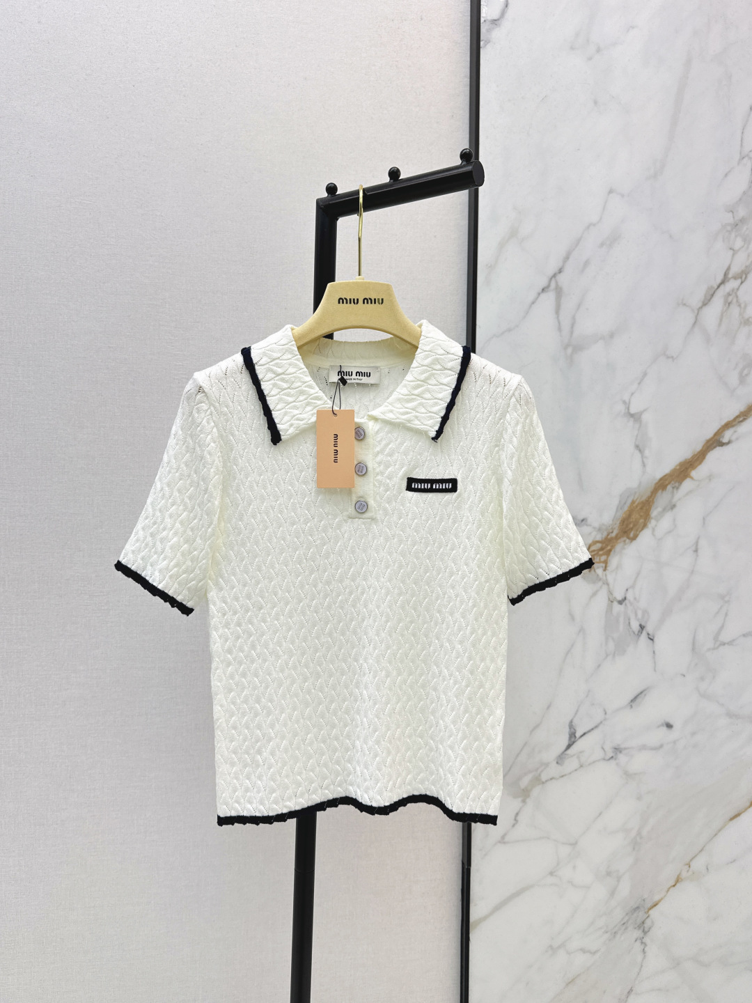 NO:753168,Miu 26Ss————The latest Miu style for early spring. The design of knitted short-sleeved three-dimensional texture is exquisite and breathable. The lapel design retains the classics of Polo. The short version can also raise the waistline. The soft and waxy knitted fabric is close to the skin and comfortable. Paired with a white skirt, it is a gentle and ladylike style. It will turn heads~Two colors are available for sale sml,, miu, skirts, T-shirt,19860909Miu 26Ss————早春最新款缪系穿搭针织短袖立体纹理精致又透气翻领的设计保留了Polo的经典 短款版型还能拉高腰线 软糯的针织面料贴肤又舒服 搭白色半身裙是温柔大小姐风 回头率直接拉满～两色现货发售sml,,miumiu,skirts,T-shirt,,Women's clothing