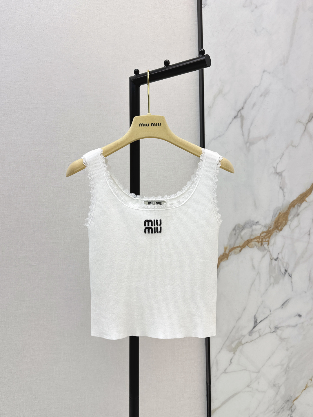 NO:753165,Miu 26Ss————The latest spring and summer lace-trimmed logo letter knitted vest has a great style and texture, but the basic details are perfect. The logo on the chest is low-key and noble. Close your eyes and wear it alone. It is a dark horse when worn alone. The white is clean and refreshing, and the black is perfect for slimming. Two colors are available for sale sml,, miumiu,19860909Miu 26Ss————春夏最新款蕾丝镶边logo字母针织背心版型质感都很绝 基础细节却满分 胸前logo低调又显贵 闭眼入 单穿内搭都是黑马 白色干净清爽 黑色显瘦一绝 两色现货发售sml,,miumiu,,Women's clothing