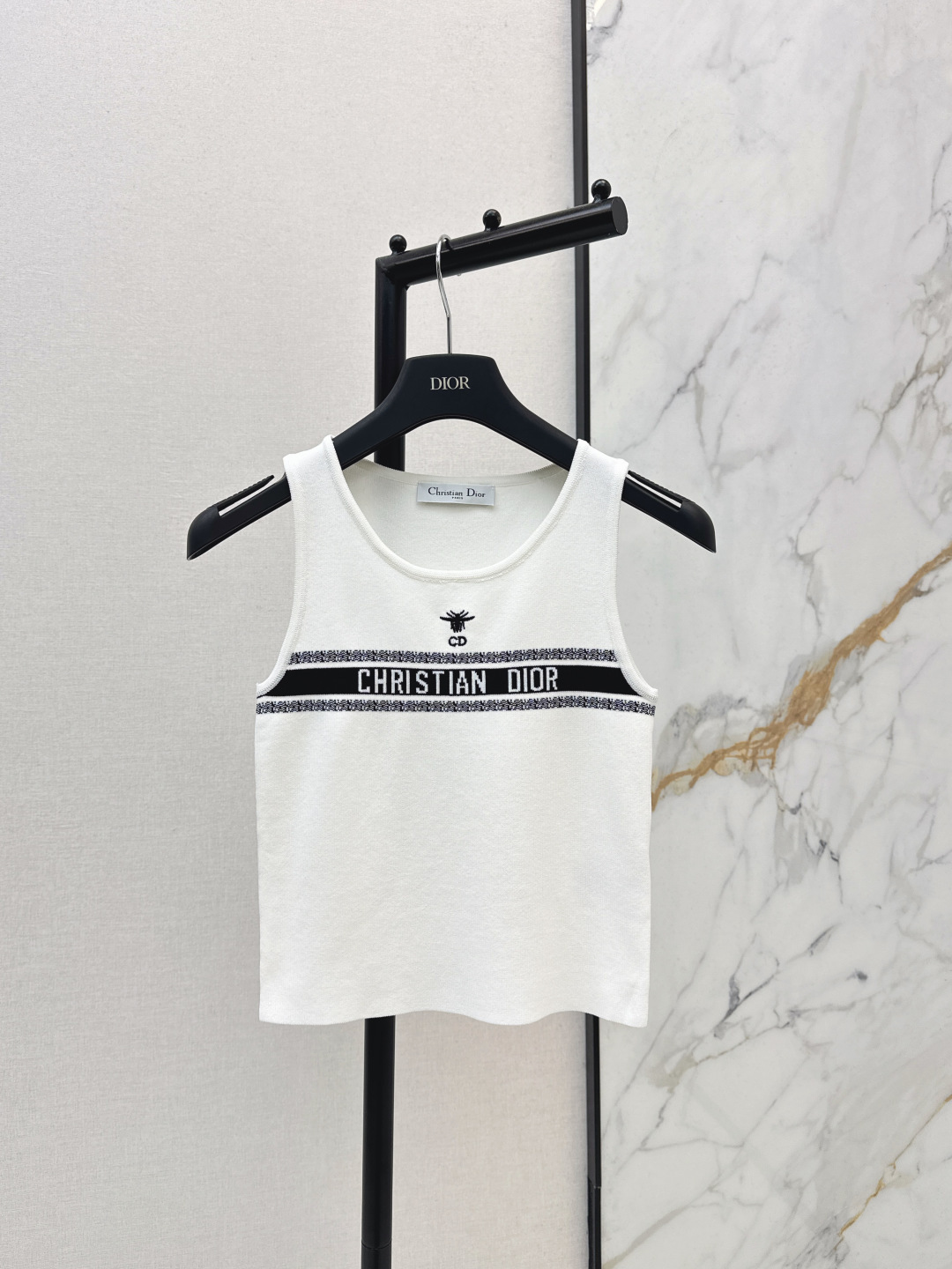 NO:753162,CD 26Ss————The latest spring and summer style knitted vest with logo lettering and woven decoration is very good in style and texture, but the basic details are perfect. The logo on the chest is low-key and noble. Close your eyes and wear it alone. It is a dark horse when worn alone. The white is clean and refreshing, and the black is perfect for slimming. Two colors are available for sale sml,,19860909CD 26Ss————春夏最新款logo字母提织装饰针织背心版型质感都很绝 基础细节却满分 胸前logo低调又显贵 闭眼入 单穿内搭都是黑马 白色干净清爽 黑色显瘦一绝 两色现货发售sml,,,Women's clothing