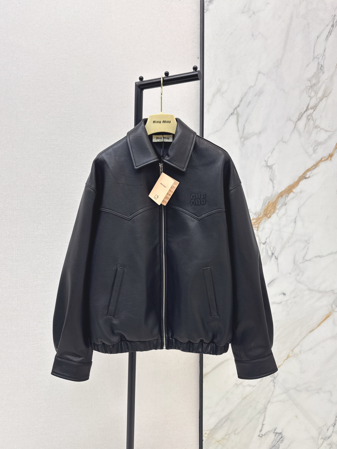 NO:753159,Miu 26Ss for girls - the latest retro old cadre jacket for spring and summer imported New Zealand 100% goatskin natural texture leather with thick and delicate texture chocolate brown retro tone original customized top imported lambskin original 3D three-dimensional tailoring overzise version is not picky I love the classic motorcycle silhouette jacket fashionable and handsome casual lazy style perfect fit upper body and sassy  Two colors ready for sale sml,,miumiu,jackets & coats,jackets & coats,sheepskin,19860909缪系少女穿搭 Miu 26Ss————春夏最新款复古老干部夹克外套进口新西兰百分百山羊皮自然纹理皮质肉感厚实细腻 巧克力棕色复古的调调 原版定制顶级进口小羊皮 原版3D立体剪裁overzise版型不挑人 经典机车廓形夹克超级大爱 时髦又帅气的随性慵懒风 完美版型上身又A又飒 两色现货发售sml,,miumiu,jackets & coats,jackets & coats,sheepskin,,Women's clothing