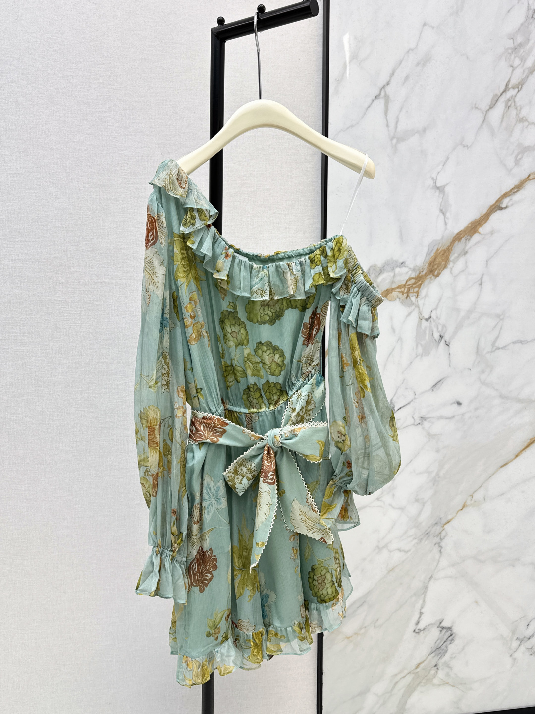 NO:753153,Exclusive first release, fashionable niche design 26Ss - the latest floral pattern jumpsuit for spring and early autumn, elegant and fresh resort style atmosphere, elegant floral pattern, three-dimensional waist style, romantic and elegant white and rich beauty must-have item, imported silk fabric, one color ready for sale smlxl,, real silk,19860909独家首发 时髦小众设计 26Ss———春早秋最新款花卉图案连体裤淡雅清新的度假风气息 优雅花卉图案 立体收腰版型 浪漫优雅的白富美必备单品 进口真丝面料 一色现货发售smlxl,,real silk,,Women's clothing