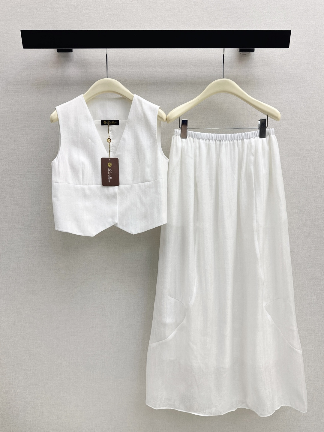 NO:753152,370L 26Ss————The latest high-end old-money style minimalist suit for spring and summer. Sleeveless vest + elastic waist skirt. High-end old-money style outfit. The upper body is handsome and fashionable. Create casual and comfortable items. Versatile and not picky. The texture of linen fabric is comfortable and breathable. One set. Two colors available for sale sml,,loro piana,skirts,19860909370L 26Ss———春夏最新款高级老钱风穿搭极简套装 无袖马甲+松紧腰半裙 高级老钱风穿搭 上身帅气又时髦 打造休闲舒适单品 百搭不挑人 亚麻面料质感舒适透气 一套出 两色现货发售sml,,loro piana,skirts,,Women's clothing