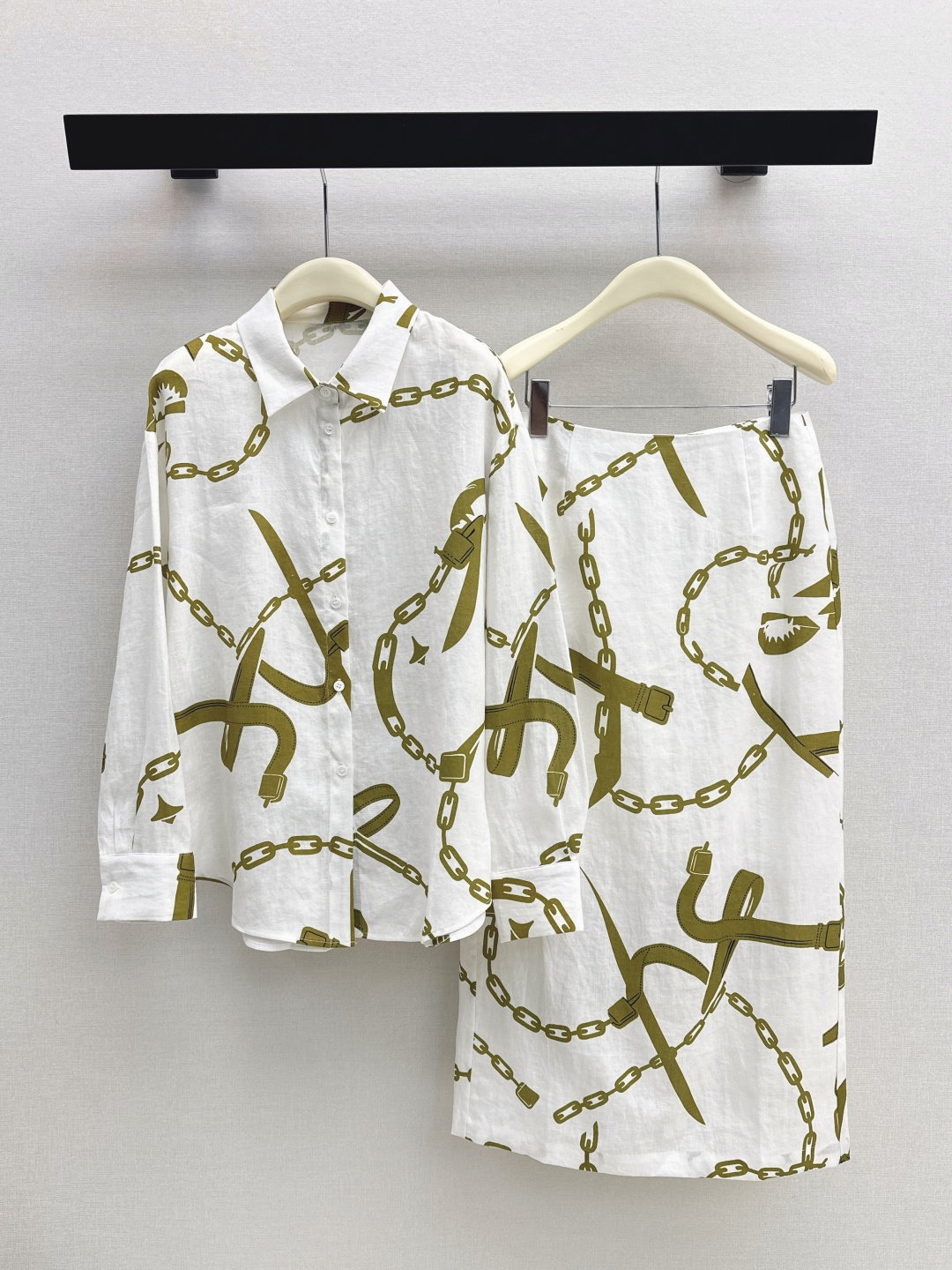 NO:753151,Shirt Skirt Her 26Ss - the latest high-end old-money style minimalist suit for spring and summer. Chain printed shirt + skirt. High-end old-money style outfit. The upper body is handsome and fashionable. Create casual and comfortable items. Versatile and not picky. The texture of linen fabric is comfortable and breathable. Developed in one color. Ready for sale sml,,skirts,shirts,19860909衬衫 半裙Her 26Ss———春夏最新款高级老钱风穿搭极简套装 链条印花衬衫+半裙 高级老钱风穿搭 上身帅气又时髦 打造休闲舒适单品 百搭不挑人 亚麻面料质感舒适透气 一色分开发 现货发售sml,,skirts,shirts,,Women's clothing