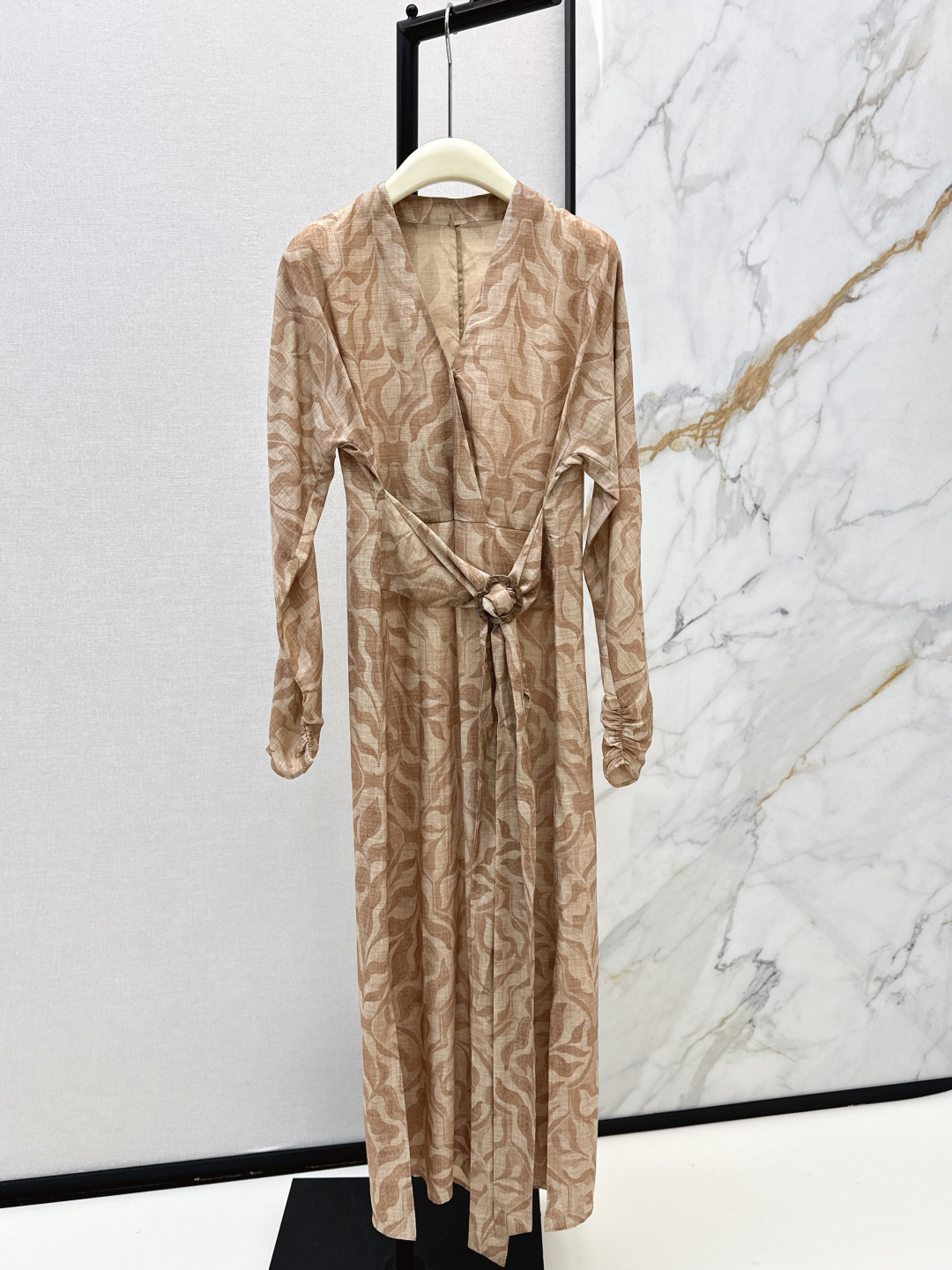 NO:753150,Super beautiful holiday style Bc 26Ss————The latest retro printed dress for spring and summer. It has a retro feel. It looks very good in real life. It is a romantic holiday style. It can be photographed properly. The loose version is matched with a lace-up waist to easily divide the body proportions. Linen and silk blended fabric is soft and super comfortable. One color ready for sale sml, mido, skirts, real silk,19860909超美度假风 Bc 26Ss————春夏最新款复古印花连衣裙 带点复古的感觉 实物很好看 是浪漫的度假风 拍照妥妥的出片 宽松的版型 搭配了 系带收腰 轻松分割身材比例 亚麻真丝混纺面料 柔软超舒适 一色现货发售sml,,mido,skirts,real silk,,Women's clothing