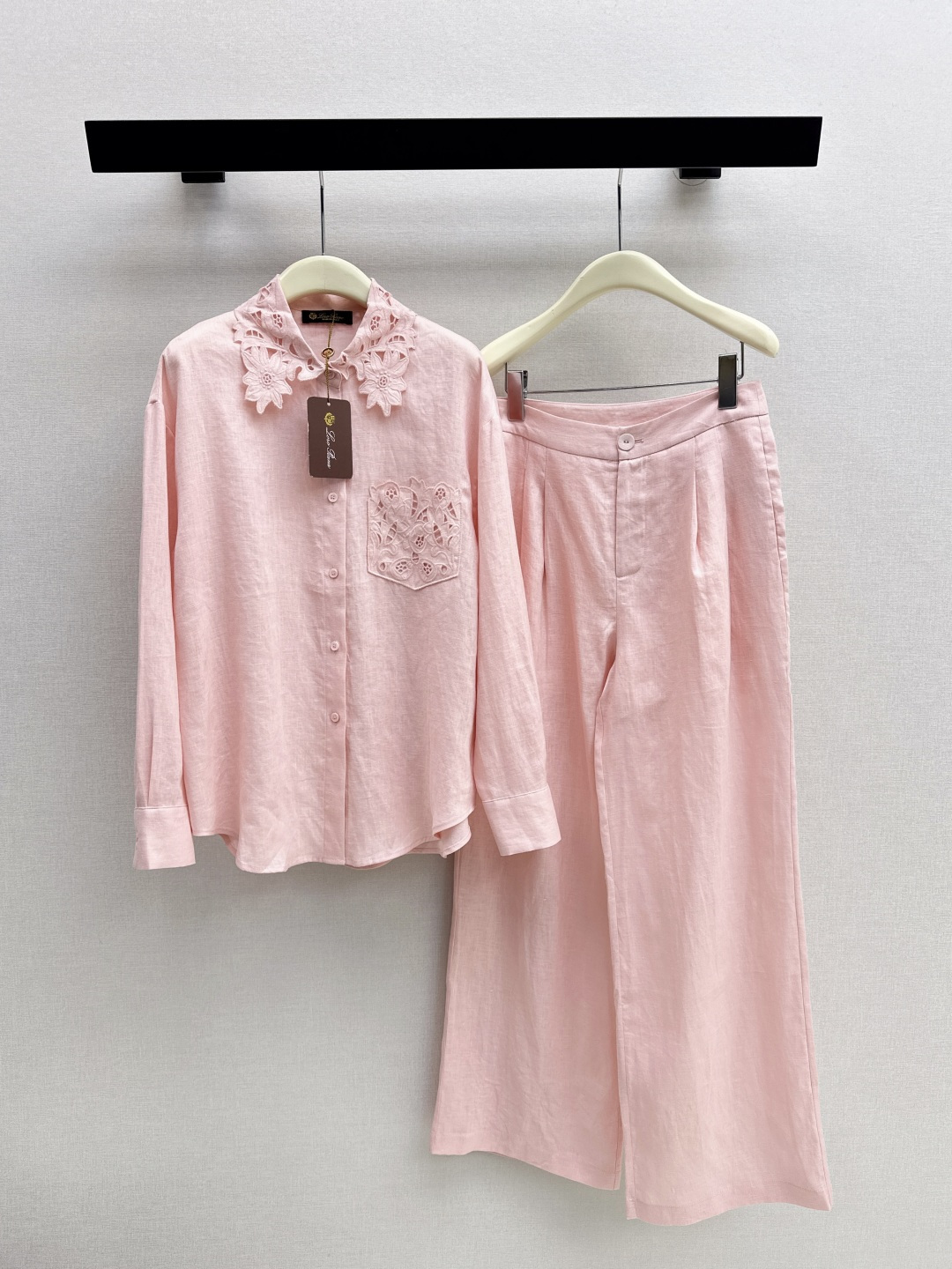 NO:753149,460L 26Ss————The latest high-end old-money style minimalist suit for spring and summer. Three-dimensional lace lapel shirt + straight pants. High-end old-money style outfit. The upper body is handsome and fashionable. Create casual and comfortable items. Versatile and not picky. The texture of linen fabric is comfortable and breathable. One set. Two colors available for sale sml,,loro piana,shirts,19860909460L 26Ss———春夏最新款高级老钱风穿搭极简套装 立体花边翻领衬衫+直筒裤 高级老钱风穿搭 上身帅气又时髦 打造休闲舒适单品 百搭不挑人 亚麻面料质感舒适透气 一套出 两色现货发售sml,,loro piana,shirts,,Women's clothing