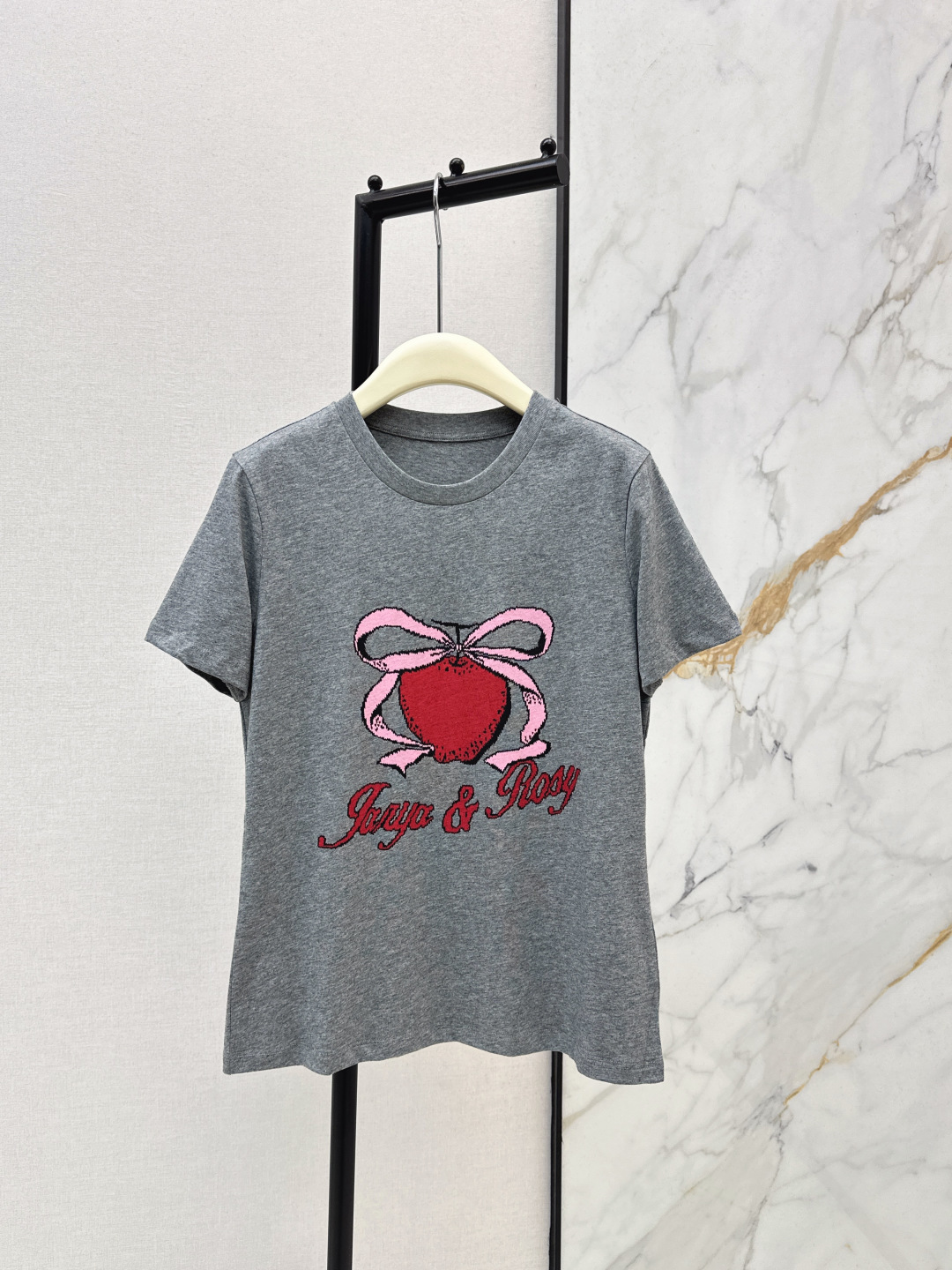 NO:753148,Fashionable design 26Ss————The latest lucky fruit joint series short-sleeved T-shirt for spring and summer. The classic round neck design is simple and elegant. It is suitable for wearing alone or as an inner layer. The red lucky fruit pattern can easily create a casual atmosphere. A plump red apple is wrapped by a pink bow ribbon. The design is exquisite and full of girly heart. The overall style is both sweet and cool. It is very suitable for creating a girly look. One color ready for sale sml,, T-shirt, tees, t-shirt,19860909时髦设计 26Ss————春夏最新款幸运果联名系列短袖T恤 经典的圆领设计简洁大方 适合单穿或作为内搭红色幸运果图案轻松打造休闲氛围 一个饱满的红色苹果被一个粉色的蝴蝶结丝带包裹 设计精致又充满少女心 整体风格甜酷兼备 非常适合打造元气少女感造型 一色现货发售sml,,T-shirt,tees，t-shirt,,Women's clothing