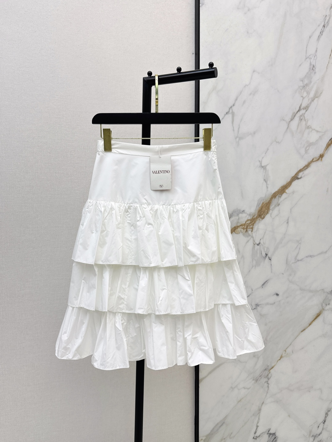 NO:753146,VLTN 26Ss————Latest spring and summer design multi-layered irregular ruffle cake skirt. Layers of pleats bring a rich three-dimensional texture. It will swing naturally when walking. It is smart and airy. The cotton poplin fabric is more refreshing. The irregular hem is more casual. It is easy to wear a retro sweet cool or elegant lady atmosphere. Two colors are available for sale sml,,skirts,19860909VLTN 26Ss————春夏最新款设计层次多层不规则荷叶边蛋糕裙 层层叠叠的褶皱带来丰富的立体肌理感 走动时会自然摆动 灵动又有空气感 棉质府绸面料更清爽 不规则下摆更随性 很容易穿出复古甜酷或优雅大小姐的氛围 两色现货发售sml,,skirts,,Women's clothing