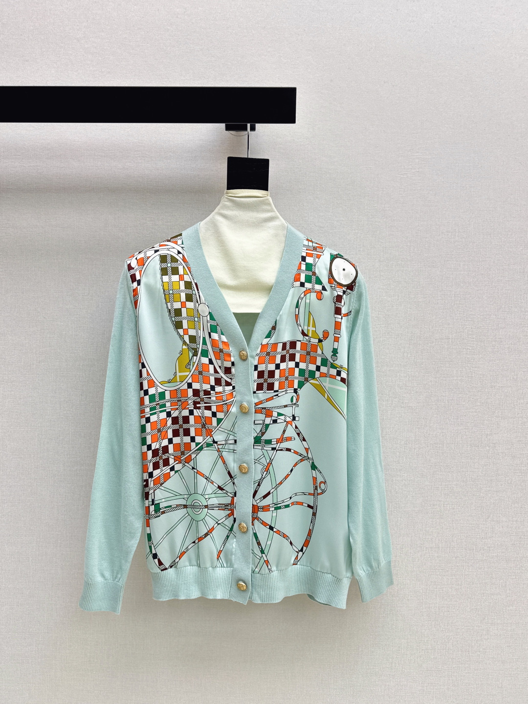 NO:753144,Exclusive debut Her 26Ss - the latest rayon printed pattern stitching knitted cardigan for early autumn, Tencel knitted fabric stitching twill rayon, light and thin texture, very breathable, a must-have item, the classic version is not picky, the upper body is slim and versatile, two colors are available for sale sml,,19860909独家首发 Her 26Ss———早秋最新款人丝印花图案拼接针织开衫天丝针织面料拼接斜纹人丝 轻薄的质感透气性很好 必备单品 经典版型不挑人 上身显瘦又百搭 两色现货发售sml,,,Women's clothing