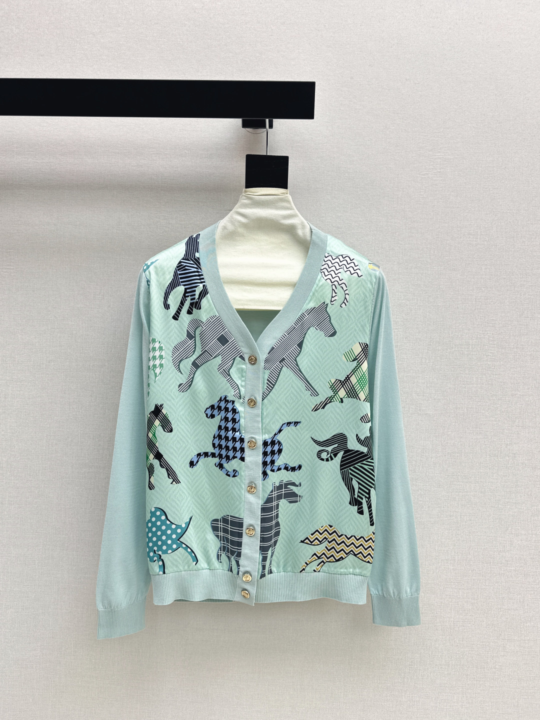 NO:753633,Exclusive debut of Her 26Ss - the latest rayon printed pattern stitching knitted cardigan for early autumn, Tencel knitted fabric stitching twill rayon, light and thin texture, very breathable, must-have item, classic version, not flattering, the upper body is slim and versatile, three colors are available for sale sml,,19860909独家首发 Her 26Ss———早秋最新款人丝印花图案拼接针织开衫天丝针织面料拼接斜纹人丝 轻薄的质感透气性很好 必备单品 经典版型不挑人 上身显瘦又百搭 三色现货发售sml,,,Women's clothing