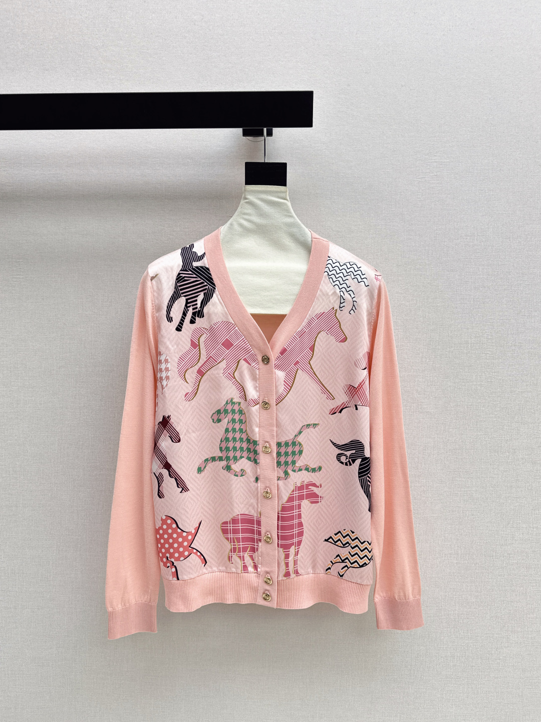 NO:753634,Exclusive debut of Her 26Ss - the latest rayon printed pattern stitching knitted cardigan for early autumn, Tencel knitted fabric stitching twill rayon, light and thin texture, very breathable, must-have item, classic version, not flattering, the upper body is slim and versatile, three colors are available for sale sml,,19860909独家首发 Her 26Ss———早秋最新款人丝印花图案拼接针织开衫天丝针织面料拼接斜纹人丝 轻薄的质感透气性很好 必备单品 经典版型不挑人 上身显瘦又百搭 三色现货发售sml,,,Women's clothing