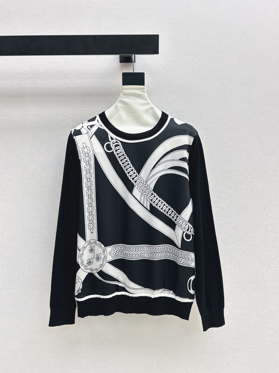 NO:753142,Exclusive launch of Her 26Ss - the latest spring and summer rayon printed pattern spliced ​​sweater. Tencel knitted fabric spliced ​​twill rayon. Light and thin texture with good breathability. A must-have item. The classic version is not flattering and the upper body is slim and versatile. Two colors are available for sale sml,,19860909独家首发 Her 26Ss———春夏最新款人丝印花图案拼接针织衫天丝针织面料拼接斜纹人丝 轻薄的质感透气性很好 必备单品 经典版型不挑人 上身显瘦又百搭 两色现货发售sml,,,Women's clothing