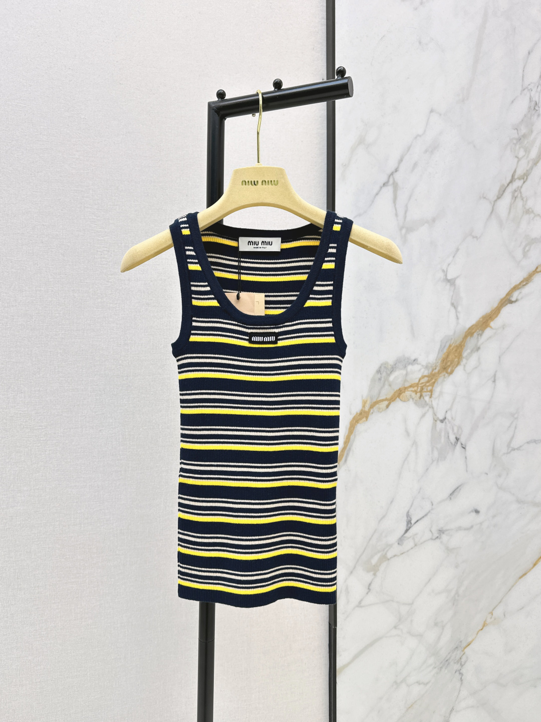 NO:753140,Miu 26Ss - the latest limited-edition striped sleeveless knitted vest for early spring. It directly adds a sense of college atmosphere. The soft and waxy knitted body is extremely comfortable to wear. The finely woven vest is full of details. It comes with a built-in atmosphere buff. You can directly lock this piece~ One color spot sale sml,, miumiu,19860909Miu 26Ss————早春最新款限定条纹无袖针织背心 直接拉满学院氛围感 软糯的针织贴身穿巨舒服 精织马甲细节感拉满 自带氛围buff 直接锁死这件～ 一色现货发售sml,,miumiu,,Women's clothing