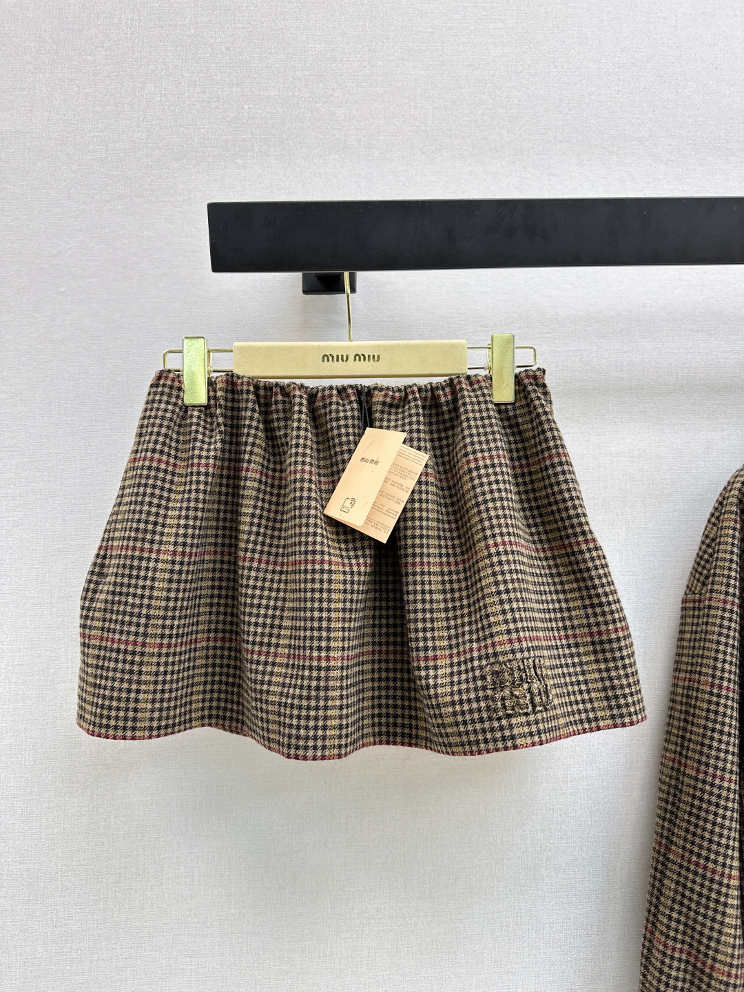 NO:753158,Miu 26Ss for girls - the latest houndstooth suit in early spring, stand-up collar profile jacket + Mini skirt, rich retro flavor, fashionable and age-reducing, super authentic Miu look, custom-made wool plaid fabric, checkered details, silhouette tailoring, very hidden body, can be worn alone or paired with skirts from the same series, developed in one color, ready for sale sml,,miumiu,skirts,jackets & coats,jackets &  coats,19860909缪系少女穿搭 Miu 26Ss————早春最新款千鸟格纹套装立领廓形夹克外套+Mini半裙 浓郁复古气息 时髦减龄 超正的缪系穿搭Look 定制的羊毛格子面料 对格做法细节 廓形感剪裁版型 很藏肉 可以单穿或者搭配同系列半裙一套穿 一色分开发 现货发售sml,,miumiu,skirts,jackets & coats,jackets & coats,,Women's clothing