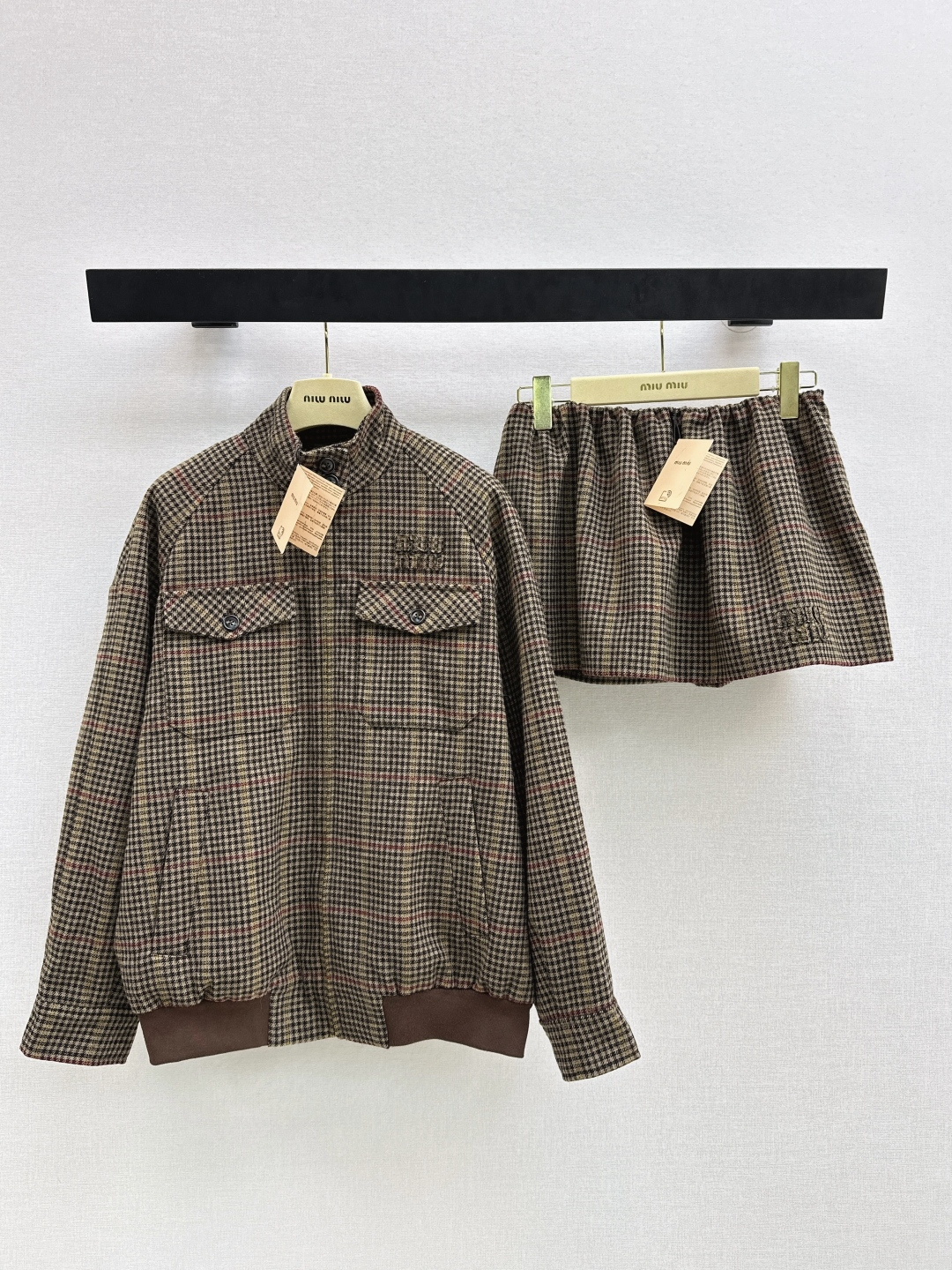 NO:753157,Miu 26Ss for girls - the latest houndstooth pattern suit in early spring, stand-up collar profile jacket + Mini skirt, rich retro flavor, fashionable and age-reducing, super authentic Miu style look, custom-made wool plaid fabric, checkered details, silhouette tailoring, very hidden body, can be worn alone or paired with skirts from the same series, one color separately developed, ready for sale sml, miumiu, skirts, jackets &  coats,jackets & coats,19860909缪系少女穿搭 Miu 26Ss————早春最新款千鸟格纹套装立领廓形夹克外套+Mini半裙 浓郁复古气息 时髦减龄 超正的缪系穿搭Look 定制的羊毛格子面料 对格做法细节 廓形感剪裁版型 很藏肉 可以单穿或者搭配同系列半裙一套穿 一色分开发 现货发售sml 外,,miumiu,skirts,jackets & coats,jackets & coats,,Women's clothing