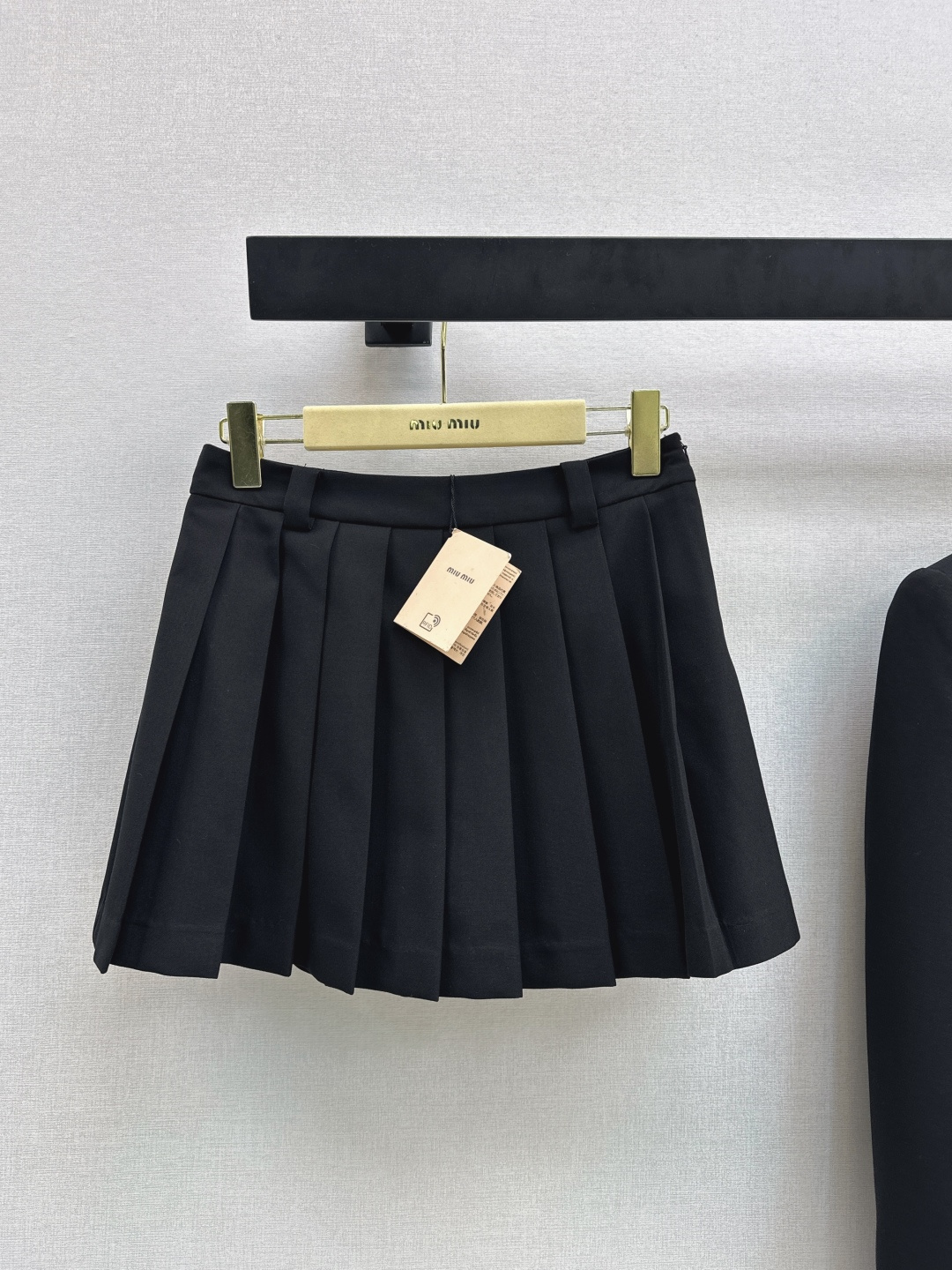 NO:753156,Miu 26Ss - the latest age-reducing girly style suit for spring and summer. Fake two-piece design knitted collar blazer + pleated skirt. A set of Miu-style fashion. Clean and stylish from top to bottom. The whole version is not picky. It hides the body very well. There is no limit on the figure. Small people can also look particularly good.  coats, business suits,19860909缪系少女穿搭 Miu 26Ss————春夏最新款减龄少女风套装假两件设计针织领西装外套+压褶半裙 一套搭配 缪式时髦 自上而下利落有型 整个版型剪裁不挑人 非常藏肉 对身材没有限制 小个子也能特别好看 压褶半裙很减龄 分开穿也很百搭 一色分开发 现货发售sml,,miumiu,skirts,jackets & coats,business suit,,Women's clothing