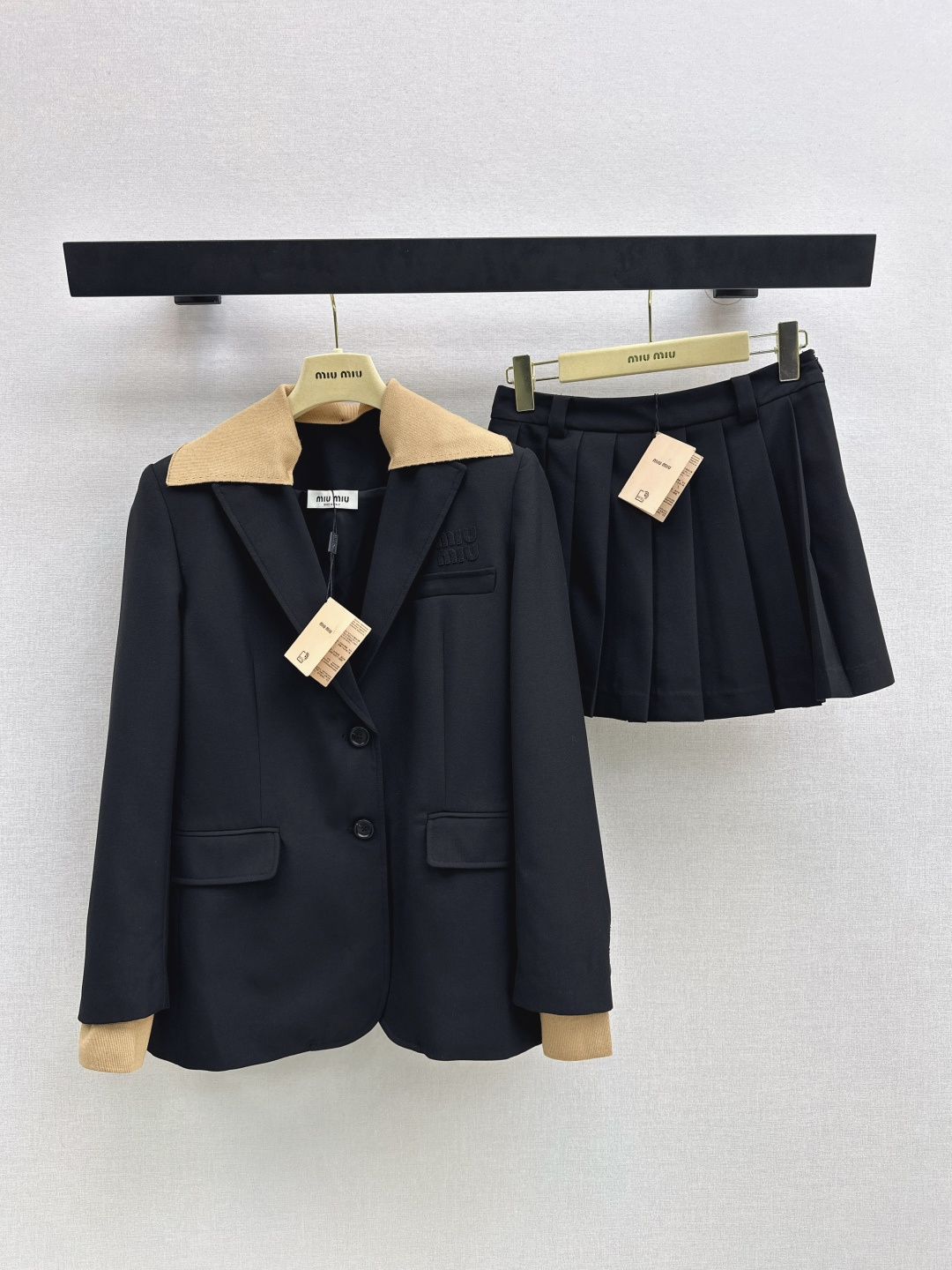 NO:753155,Miu 26Ss for girls - the latest age-reducing girly style suit for spring and summer. Fake two-piece knitted collar blazer + pleated skirt. A set of Miu-style fashion. Clean and stylish from top to bottom. The whole version is not picky. It hides the body very well. There is no limit on the figure. Small people can also look particularly good. The pleated skirt is very age-reducing. It is also very versatile when worn separately. Available in stock sml. 西,,miumiu,skirts,jackets & coats,business suit,19860909缪系少女穿搭 Miu 26Ss————春夏最新款减龄少女风套装假两件设计针织领西装外套+压褶半裙 一套搭配 缪式时髦 自上而下利落有型 整个版型剪裁不挑人 非常藏肉 对身材没有限制 小个子也能特别好看 压褶半裙很减龄 分开穿也很百搭 一色分开发 现货发售sml 西,,miumiu,skirts,jackets & coats,business suit,,Women's clothing