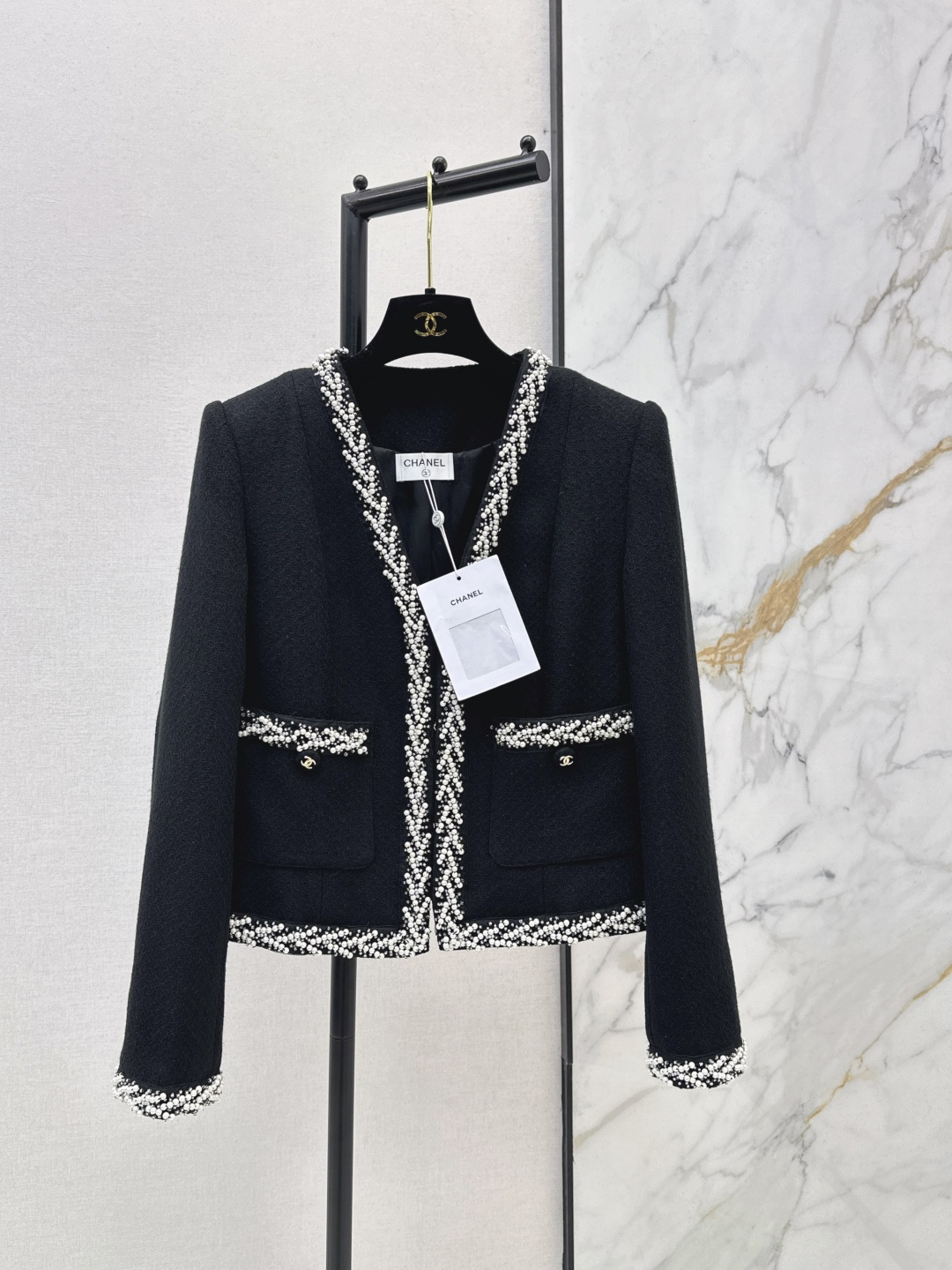 NO:753154,Exclusively launched by C Home 26Ss————The latest spring and summer model with heavy handmade pearl trim V-neck woven jacket. Customized three-dimensional woven fabric. Super noble. A whole temperament look. Heavy black and white pearl trim. The details are in place. A must-have for temperament. One color ready for sale sml,,chanel,jackets & coats,19860909独家首发 C家 26Ss————春夏最新款重磅手工珍珠镶边V领编织外套定制立体编织面料 超级贵气 一整个气质感的Look 重磅黑白间色珍珠镶边 细节很到位 气质穿搭必备 一色现货发售sml,,chanel,jackets & coats,,Women's clothing