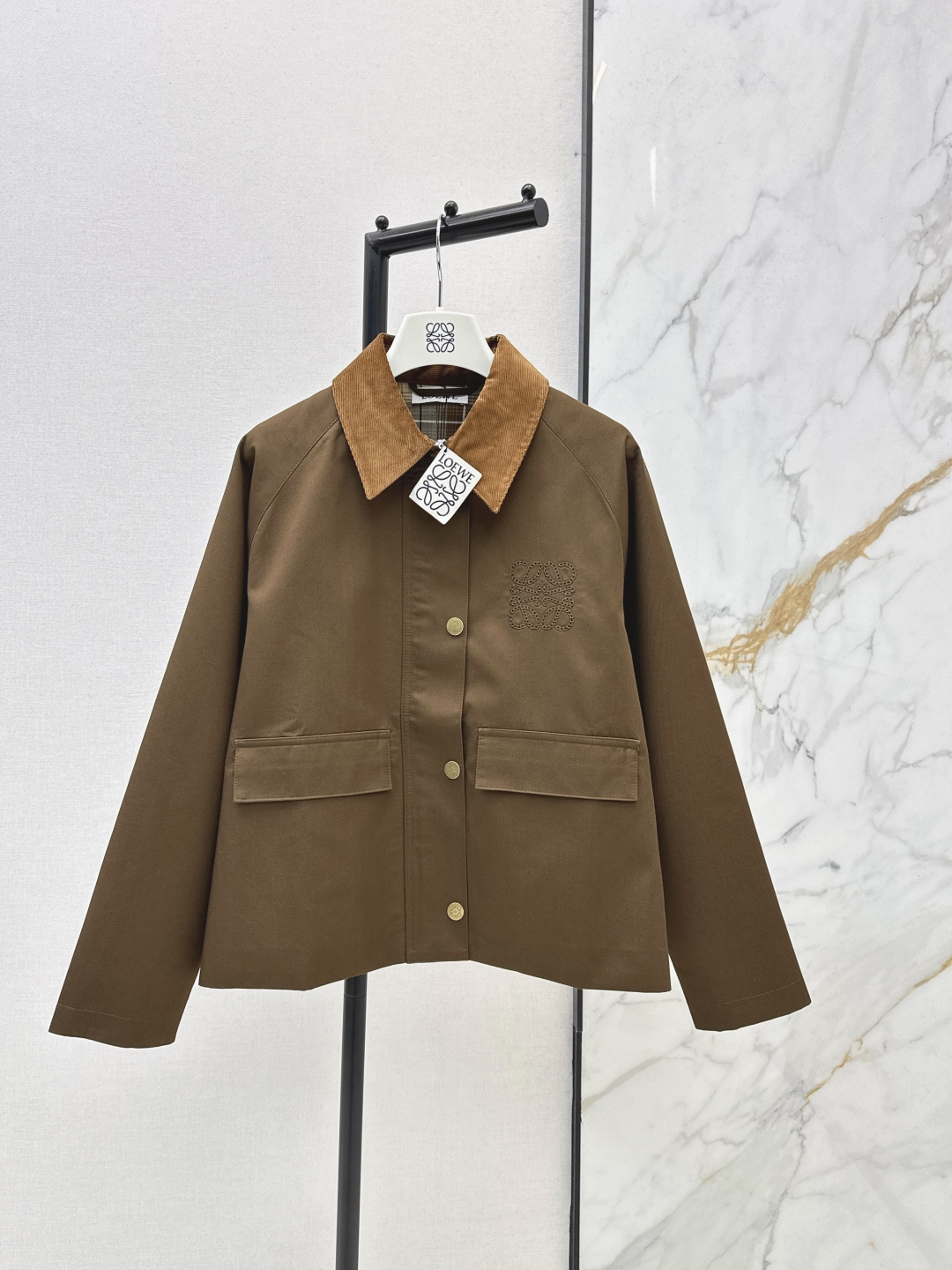 NO:753147,Loe 26Ss - the latest short windbreaker jacket with good looks in early spring. Contrast color lapels + inner plaid design. It has a great sense of style. It is relaxed and has a real sense of fashion. The whole version has a spirited upper body and has a casual and handsome temperament. It can be sweet or salty. The small embroidered logo is full of details. One color ready for sale sml,, loewe, jackets & coats,19860909Loe 26Ss———早春最新款颜值敲扛打短款风衣外套 撞色翻领+内里格纹设计 造型感很加分 松弛有度 实实在在的时髦感 整个版型上身精气神 自带休闲帅气气质 可甜可盐 刺绣小logo细节拉满 一色现货发售sml,,loewe,jackets & coats,,Women's clothing