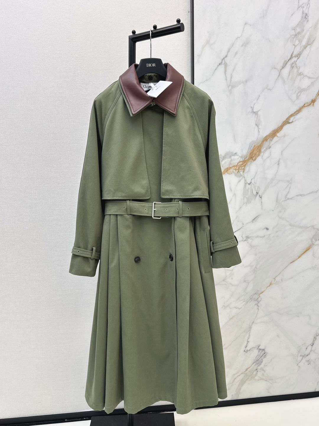 NO:753143,Walking aura CD 26Ss——Early spring’s latest retro dark green contrasting lapel long lace-up windbreaker jacket. This green windbreaker is worth collecting. It is made of imported high-end windbreaker fabric. The color is very positive and high-end. The upper body is a walking aura. French relaxed, minimalist and fashionable. Double-breasted and full of British style. It is definitely the ceiling among windbreakers. One color ready for sale sml,,jackets & coats,19860909行走的气场 CD 26Ss————早春最新款复古墨绿色撞色翻领长款系带风衣外套 这件绿色风衣值得收藏 采用进口的高级感风衣面料 颜色很正很高级 上身就是行走的气场 法式松弛 极简时髦 双排扣英式感十足 绝对是风衣中的天花板 一色现货发售sml,,jackets & coats,,Women's clothing