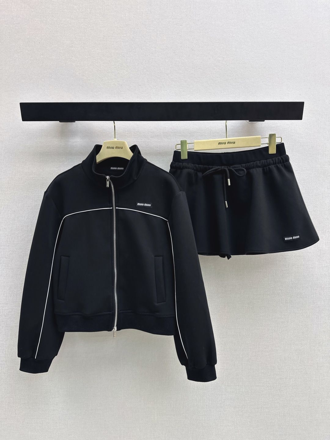 NO:753660,Miu 26Ss————The latest stand-collar jacket + skirt for spring and summer. One set. Customized space cotton fabric. Retro and fashionable. Exquisite sports style that is popular on INS. It meets the dual needs of comfort and fashion and can be integrated into every daily dressing scene. Playful and age-reducing design elements full of vitality. One set. One color ready for sale sml,,miumiu,skirts,jackets & coats,jackets & coats,19860909Miu 26Ss————春夏最新款立领夹克外套+半裙 一套搭配 定制太空棉面料 复古时髦 火爆INS的精致运动风 贴合舒适与时髦的双需求能融入每个日常的穿搭场景 俏皮减龄充满元气的设计元素 一套出 一色现货发售sml,,miumiu,skirts,jackets & coats,jackets & coats,,Women's clothing