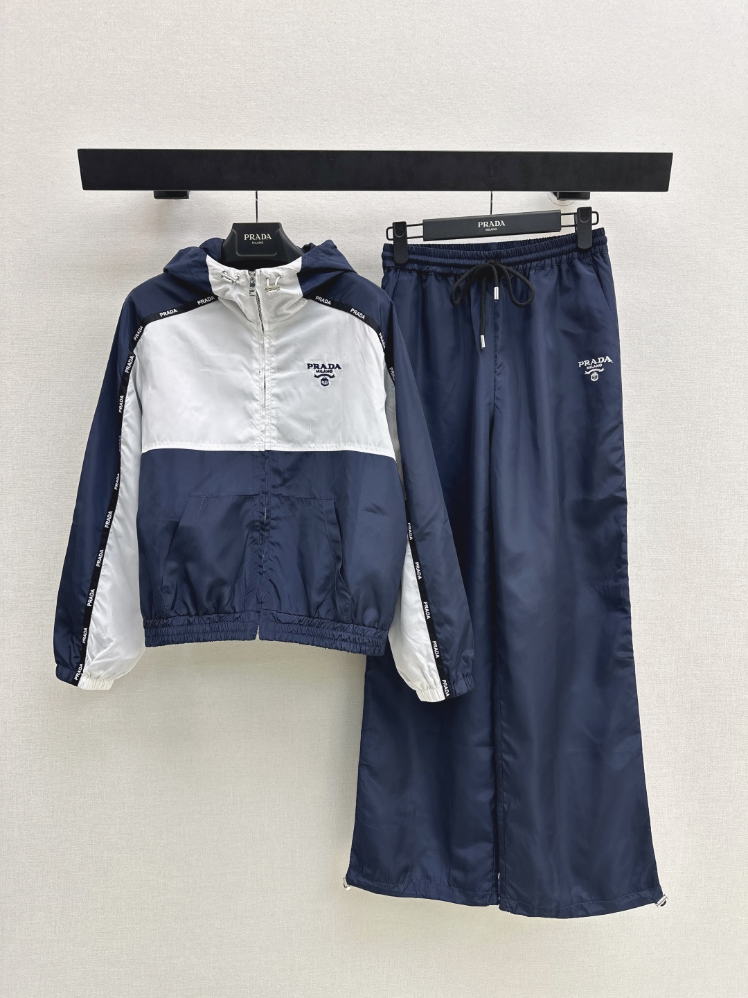 NO:753657,PD 26Ss ————The latest spring and summer contrasting color splicing casual suit hooded nylon jacket + elastic waist casual pants. Technological and functional style. Wearing function to create a taller and slimmer upper body effect. American high street handsome and casual temperament. Highly recommended for personal use!  Breathable and silky single-layer fabric, cold-feeling technical fabric to create a naked and comfortable feel, the most indispensable one, a set, one color, ready for sale sml,, jackets & coats, hats,19860909PD 26Ss ————春夏最新款撞色拼接休闲套装连帽尼龙外套+松紧腰休闲裤 科技机能风系 穿搭功能 打造显高显瘦的上身效果 美式高街帅气随性气质 强烈推荐自留款！透气丝滑 单层面料 冰凉感科技面料 打造裸感舒适 最最不可或缺的一款 一套出 一色现货发售sml,,jackets & coats,hats,,Women's clothing