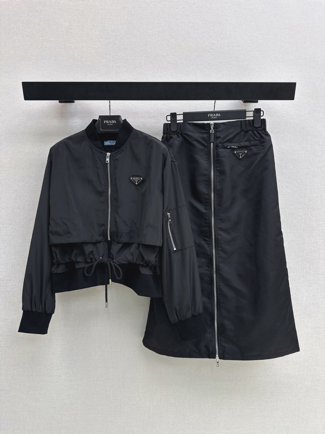 NO:753654,Jacket, skirt, PD 26Ss - the latest spring and summer nylon suit with triangle logo decoration, stand-up collar nylon jacket + zipper skirt. The technical and functional style series can be matched with any style to create a taller and slimmer upper body effect. American high street handsome and casual temperament!  Highly recommended for self-retention!  Breathable and silky single-layer fabric. Cool technical fabric to create a naked and comfortable feeling. The most indispensable one. Developed in one color. Ready for sale. sml,,skirts,jackets & coats,jackets & coats,19860909外套 半裙PD 26Ss————春夏最新款三角标装饰尼龙套装立领尼龙夹克外套+拉链半裙 科技机能风系列出货款任意搭配 打造显高显瘦的上身效果 美式高街帅气随性气质！强烈推荐自留款！透气丝滑 单层面料 冰凉感科技面料 打造裸感舒适 最最不可或缺的一款 一色分开发 现货发售sml,,skirts,jackets & coats,jackets & coats,,Women's clothing