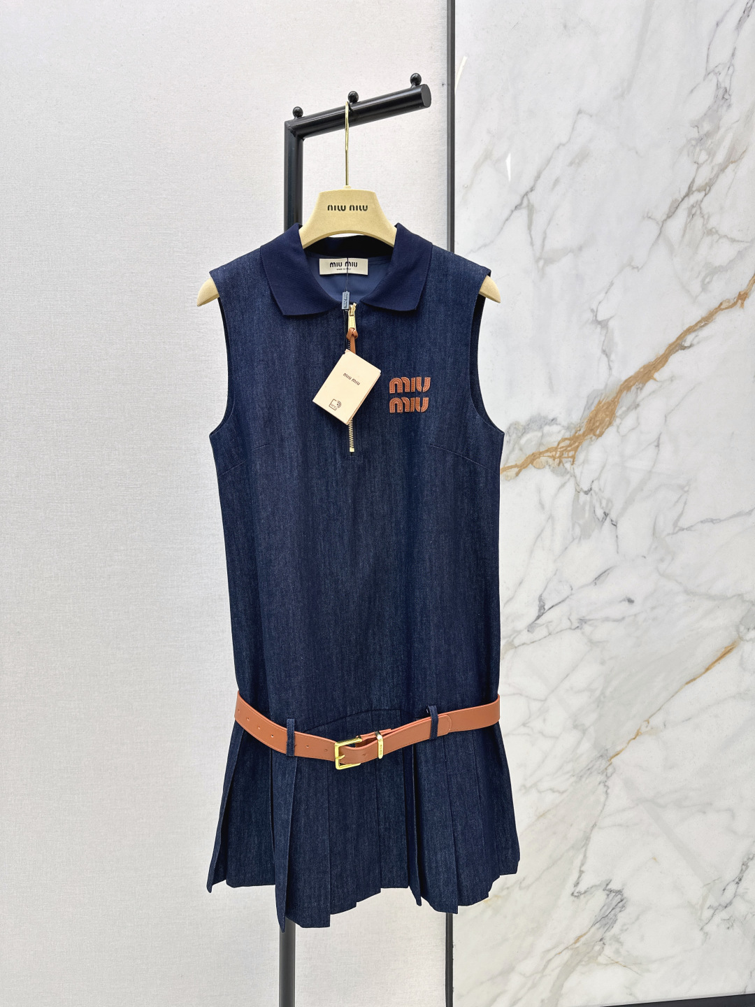 NO:753674,Miu 26Ss————The latest denim sleeveless pleated dress for spring and summer. The pleated skirt is too age-reducing and has a preppy style!  Whoever wears it is the daughter of a rich family~ The original color denim is crisp and stylish, with a high-end texture. It comes with a retro filter. The logo embroidered on the chest is highly recognizable. One color is available in stock, sml,, miumiu, skirts,19860909Miu 26Ss————春夏最新款牛仔无袖百褶连衣裙百褶裙也太减龄了 学院风直接拉满！谁穿谁是富家千金大小姐～ 原色牛仔挺括有型 质感高级 自带复古滤镜 胸前刺绣logo辨识度拉满 一色现货发售sml,,miumiu,skirts,,Women's clothing