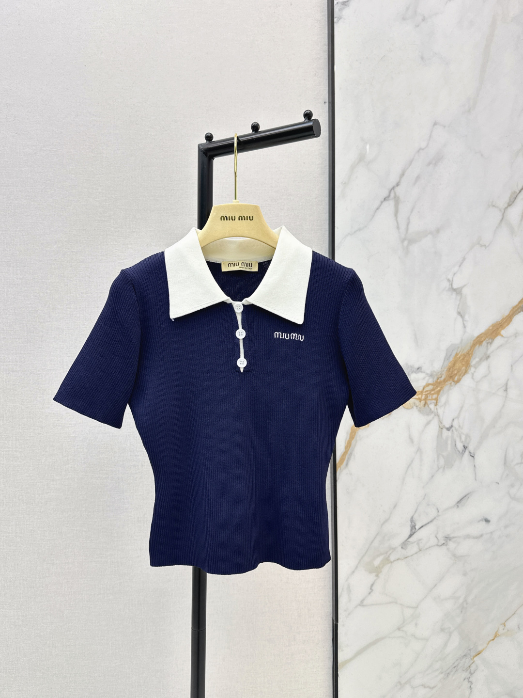 NO:753671,Miu 26Ss————The latest Miu style for early spring. The design of knitted short-sleeved three-dimensional texture is exquisite and breathable. The lapel design retains the classics of Polo. The short version can also raise the waistline. The soft and waxy knitted fabric is close to the skin and comfortable. Paired with a white skirt, it is a gentle and ladylike style. It will turn heads~Two colors are available for sale sml,, miu, skirts, T-shirt,19860909Miu 26Ss————早春最新款缪系穿搭针织短袖立体纹理精致又透气翻领的设计保留了Polo的经典 短款版型还能拉高腰线 软糯的针织面料贴肤又舒服 搭白色半身裙是温柔大小姐风 回头率直接拉满～两色现货发售sml,,miumiu,skirts,T-shirt,,Women's clothing