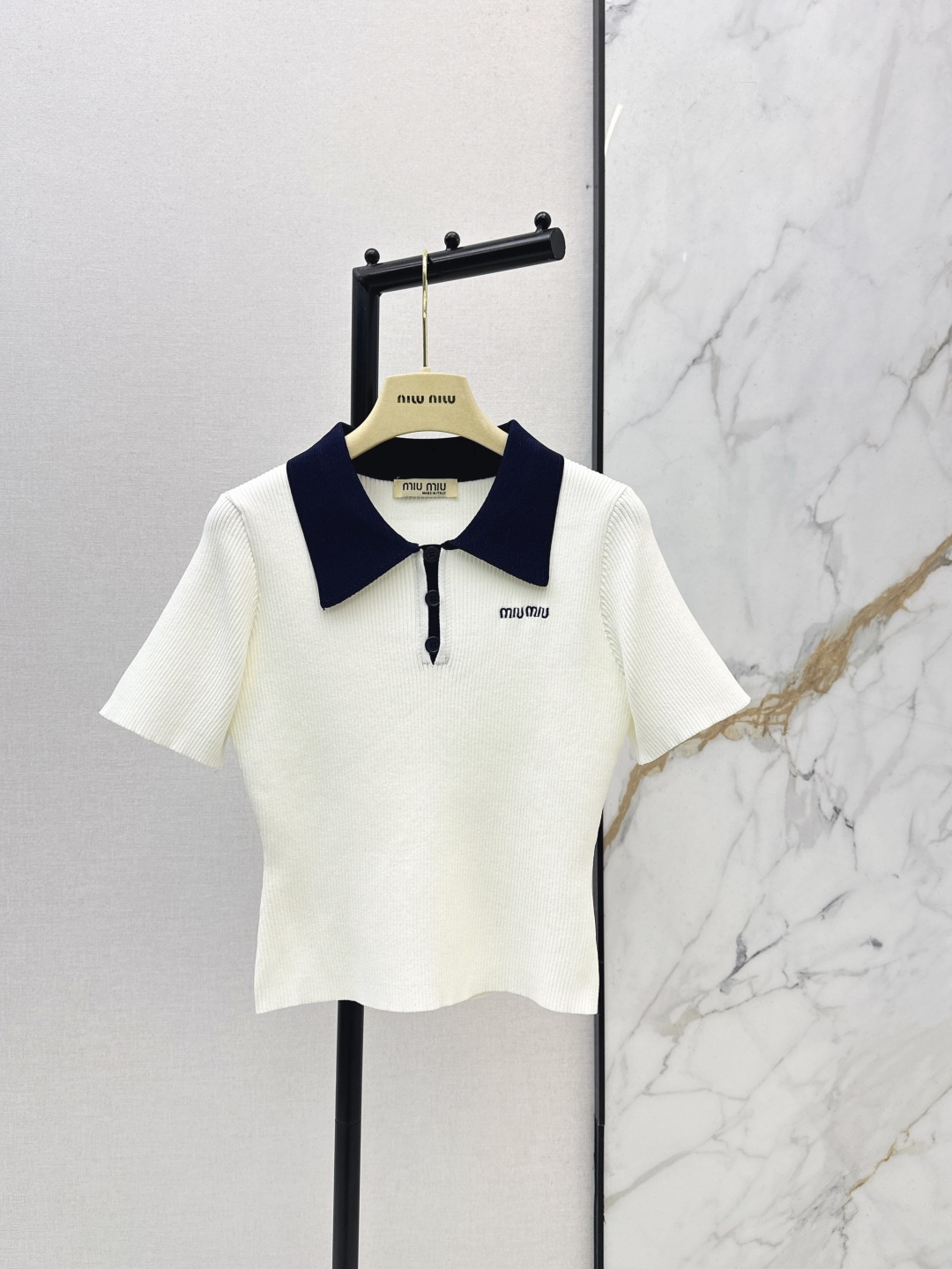 NO:753668,Miu 26Ss————The latest Miu style for early spring. The design of knitted short-sleeved three-dimensional texture is exquisite and breathable. The lapel design retains the classics of Polo. The short version can also raise the waistline. The soft and waxy knitted fabric is close to the skin and comfortable. Paired with a white skirt, it is a gentle and ladylike style. It will turn heads~Two colors are available for sale sml,, miu, skirts, T-shirt,19860909Miu 26Ss————早春最新款缪系穿搭针织短袖立体纹理精致又透气翻领的设计保留了Polo的经典 短款版型还能拉高腰线 软糯的针织面料贴肤又舒服 搭白色半身裙是温柔大小姐风 回头率直接拉满～两色现货发售sml,,miumiu,skirts,T-shirt,,Women's clothing