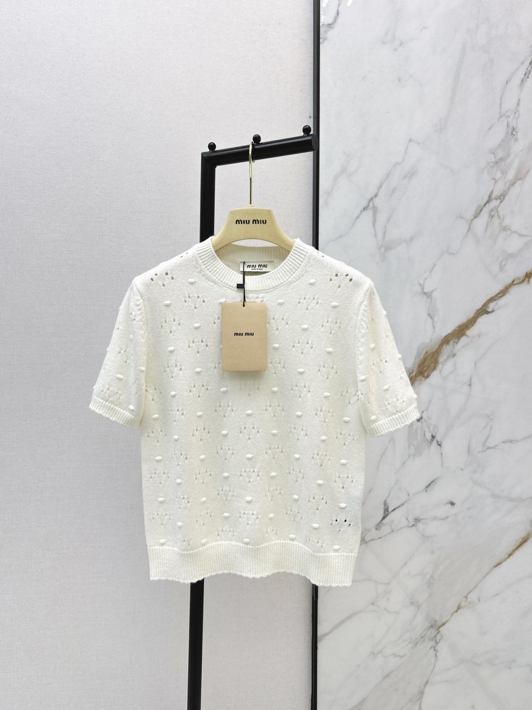 NO:753665,Miu 26Ss - the latest spring and summer hollow crochet letter logo short-sleeved top, customized with 100% wool yarn fabric. Temperament girlish round neck design to reduce age and sweet atmosphere. The original customized version makes the upper body slimmer. One color ready for sale sml,, miumiu, T-shirt,19860909减龄缪系穿搭 Miu 26Ss————春夏最新款镂空钩花字母logo短袖小上衣定制百分百羊毛纱线面料 气质少女风圆领设计减龄甜美气息 原版定制版型上身巨显瘦 一色现货发售sml,,miumiu,T-shirt,,Women's clothing