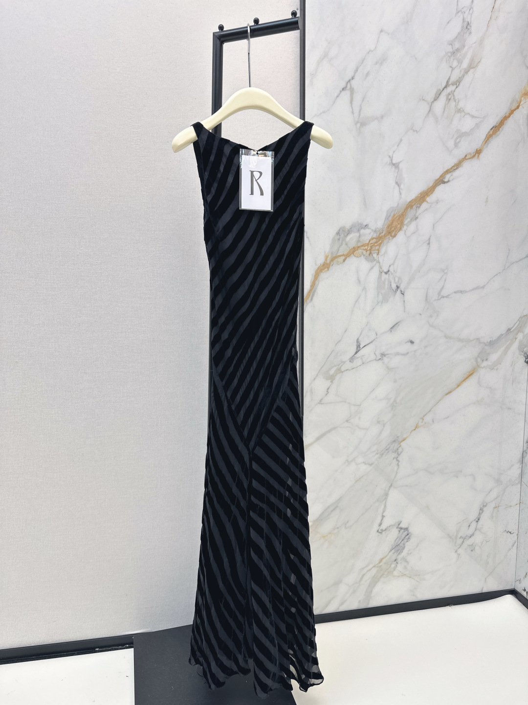 NO:753662,Exclusive first release of Fashion Plan 26Ss - the latest long sleeveless dress in early spring with a strong holiday style. Romantic and elegant white and rich beauty must-have item. Imported silk blended fabric. One color ready for sale xssml,,skirts,real silk,19860909独家首发 时髦计 26Ss———早春最新款长款无袖连衣裙浓郁的度假风气息 浪漫优雅的白富美必备单品 进口真丝混纺面料 一色现货发售xssml,,skirts,real silk,,Women's clothing